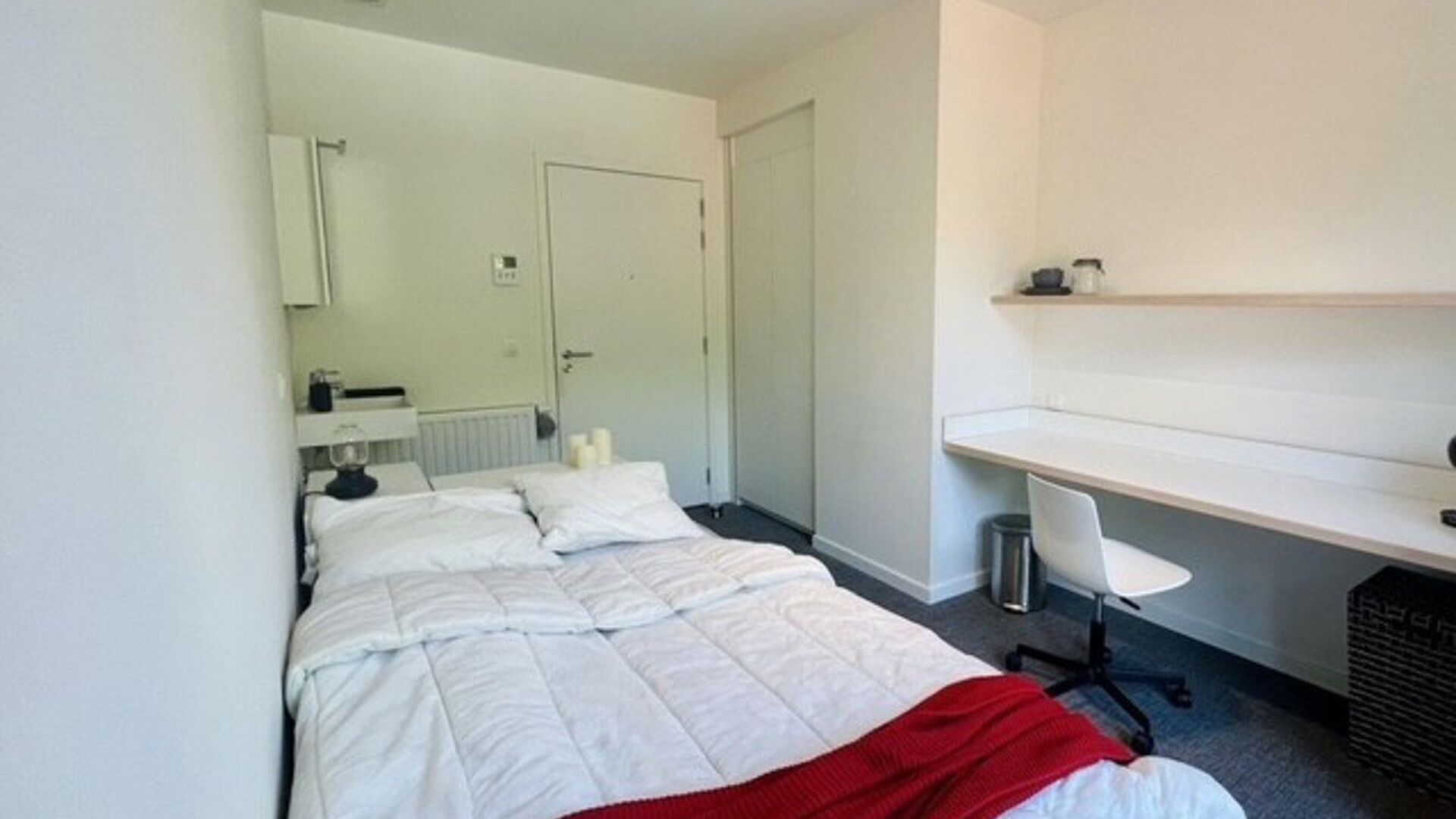 Chambres d'étudiants situées dans la résidence d'étudiants ACE au 266 Ridderstraat. Cette chambre dispose de sa propre salle de bain et est meublée d'un lit, d'un bureau, d'une étagère, d'une armoire et d'un réfrigérateur. Chaque couloir dispose 