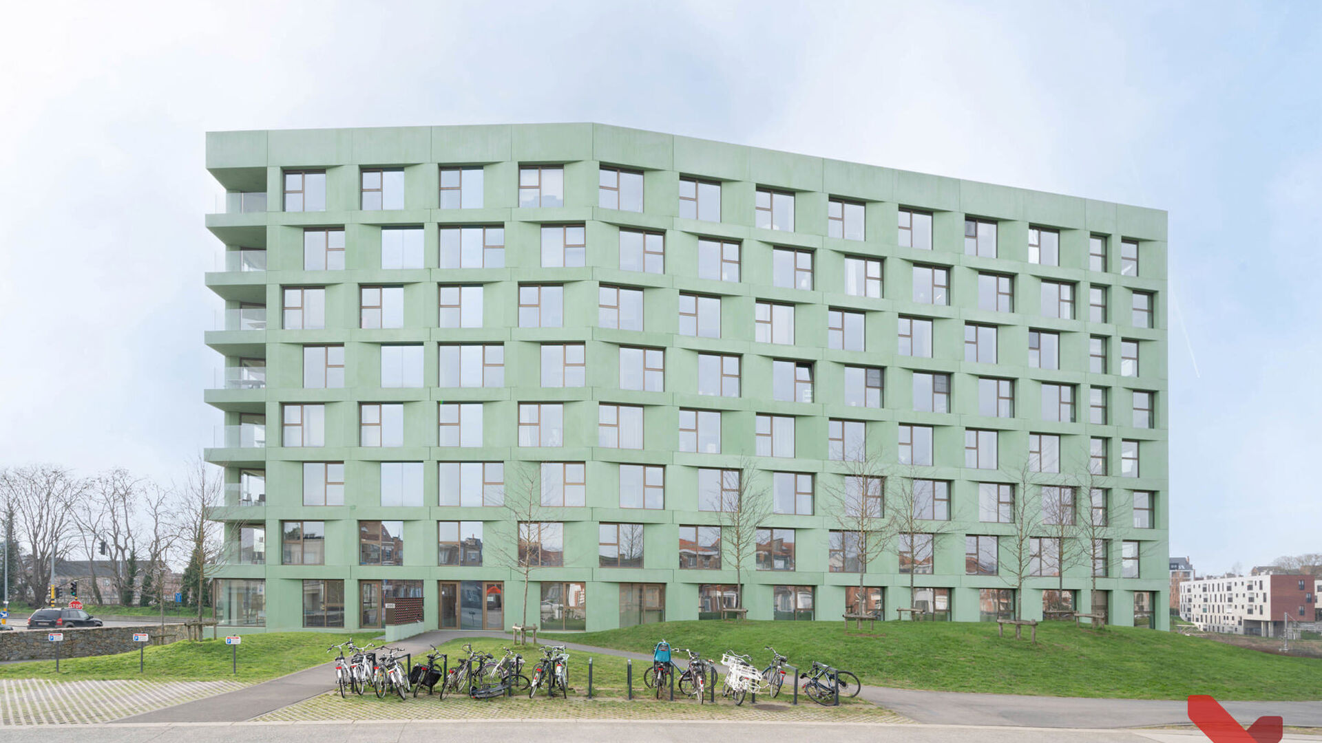 Bienvenue dans cette chambre étudiante soignée et confortable.
La chambre est strictement destinée à un usage individuel et est meublée avec un lit, bureau, chaise, étagère, armoire et stores. Elle dispose également de sanitaires privés avec dou