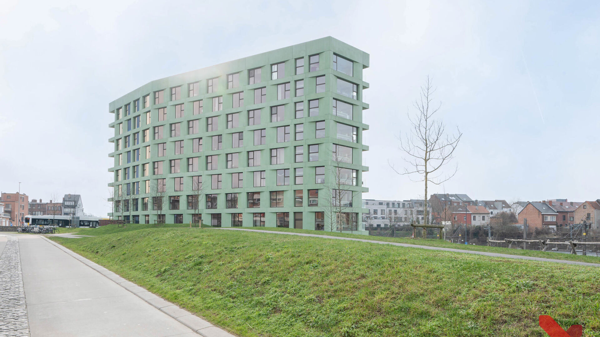 Bienvenue dans cette chambre étudiante soignée et confortable.
La chambre est strictement destinée à un usage individuel et est meublée avec un lit, bureau, chaise, étagère, armoire et stores. Elle dispose également de sanitaires privés avec dou