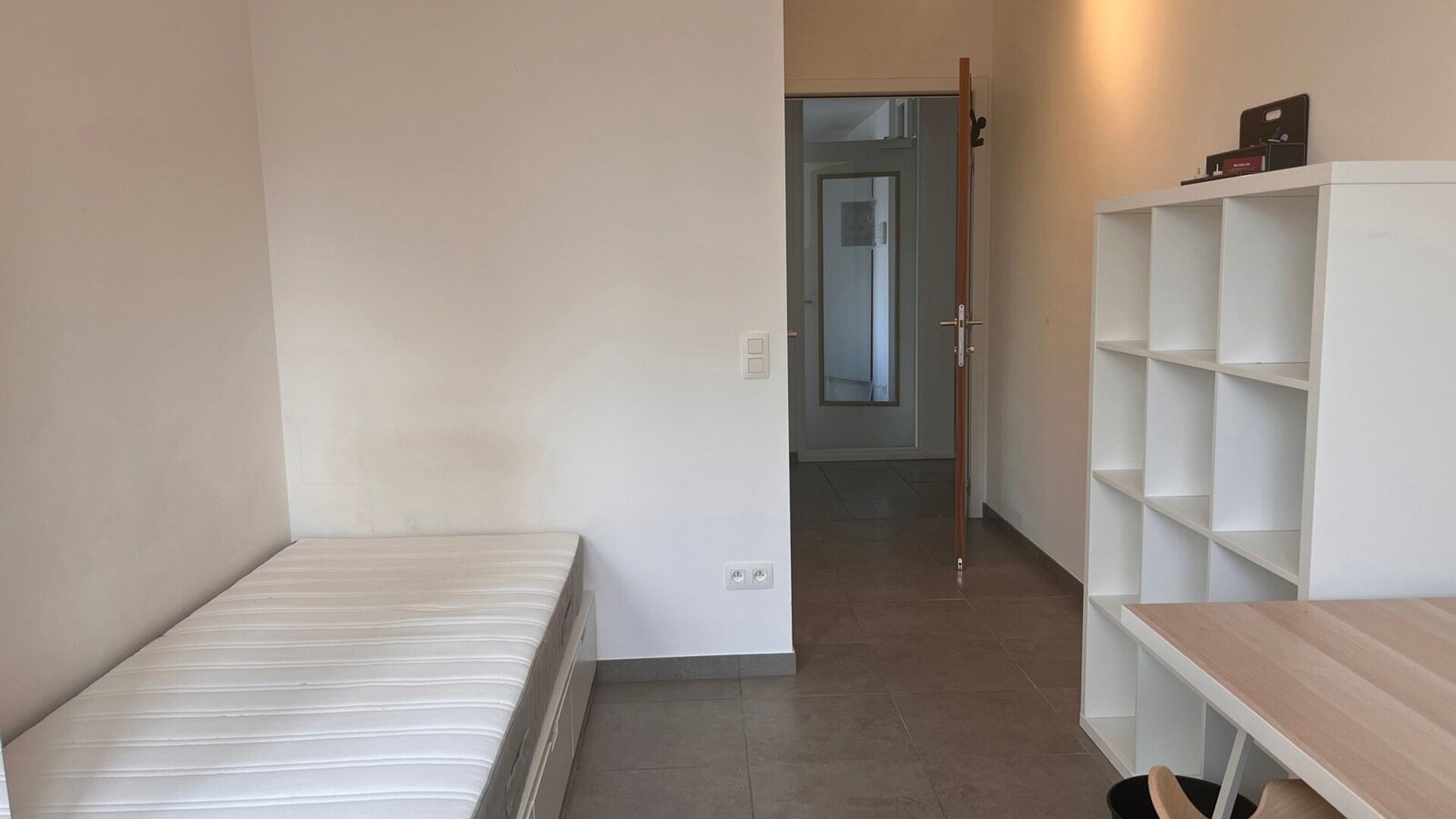 La chambre est strictement destinée à un usage individuel et est meublée avec un lit, matelas, bureau, chaise, étagère et armoire. La chambre dispose également d’eau froide et chaude et d’un WC privé. Une connexion Internet via câble réseau e