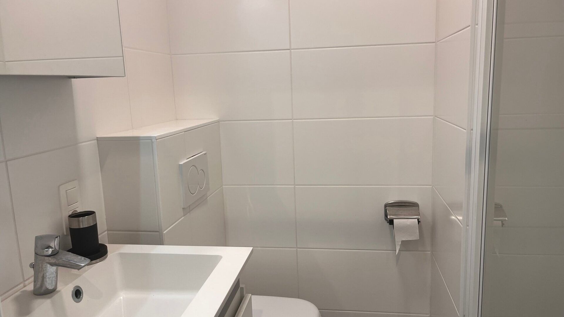 La chambre est strictement destinée à un usage individuel et est meublée avec un lit, matelas, bureau, chaise, étagère et armoire. La chambre dispose également d’eau froide et chaude et d’un WC privé. Une connexion Internet via câble réseau e