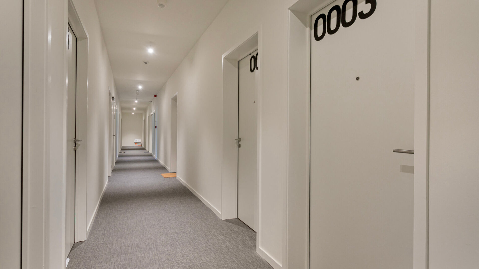 Chambre étudiante située dans une résidence étudiante conviviale, idéalement située. Cette chambre est meublée et dispose de sanitaires privés (douche et WC).
Le bien loué comprend les installations/services suivants, à partager avec les autres