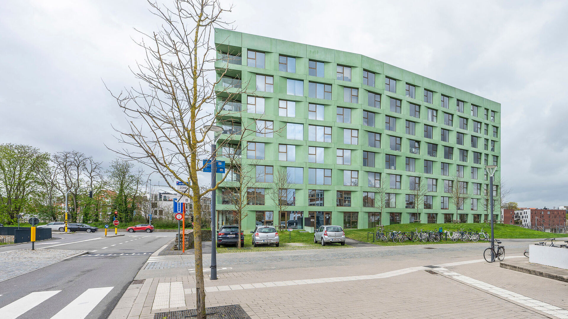 Bienvenue dans cette chambre &eacute;tudiante soign&eacute;e et confortable.

La chambre est strictement destin&eacute;e &agrave; un usage individuel et est meubl&eacute;e avec un lit, bureau, chaise, &eacute;tag&egrave;re, armoire et stores. Elle dispose &eacute;galement de sanitaires priv&eacute;s avec dou