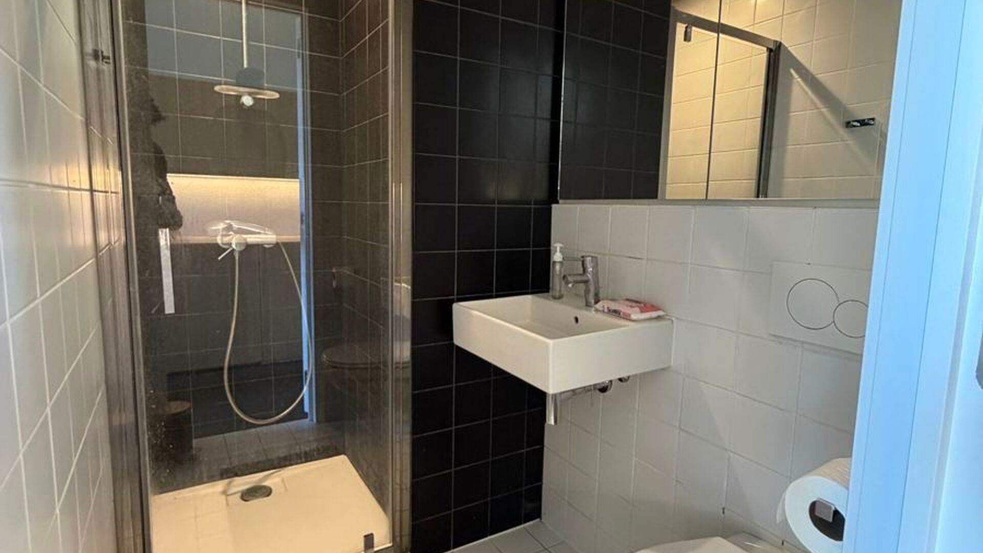 Bienvenue dans cette chambre &eacute;tudiante soign&eacute;e et confortable.

La chambre est strictement destin&eacute;e &agrave; un usage individuel et est meubl&eacute;e avec un lit, bureau, chaise, &eacute;tag&egrave;re, armoire et stores. Elle dispose &eacute;galement de sanitaires priv&eacute;s avec dou