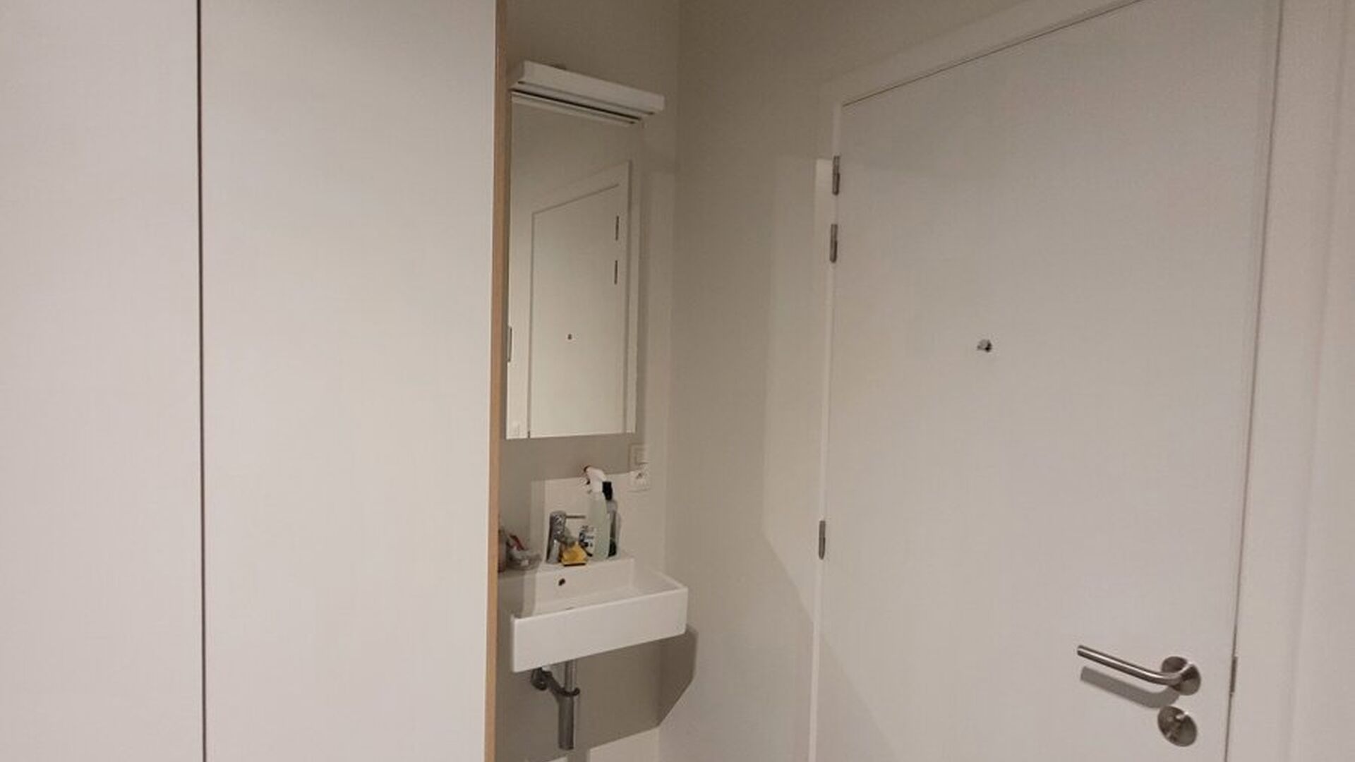 Chambre &eacute;tudiante spacieuse et neuve &agrave; louer &agrave; la r&eacute;sidence ACE, rue Fonteinstraat. Situ&eacute;e au 2e &eacute;tage, elle est meubl&eacute;e.

Am&eacute;nag&eacute;e sous les combles, elle offre un espace suppl&eacute;mentaire et une fen&ecirc;tre de toit Velux pour une bonne ventilation.

