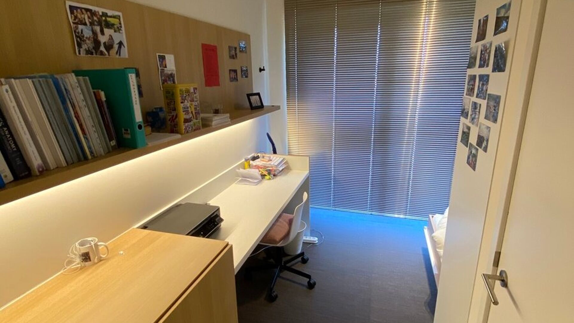Bienvenue dans cette chambre &eacute;tudiante soign&eacute;e et confortable.

La chambre est strictement destin&eacute;e &agrave; un usage individuel et est meubl&eacute;e avec un lit, bureau, chaise, &eacute;tag&egrave;re, armoire et stores. Elle dispose &eacute;galement de sanitaires priv&eacute;s avec dou