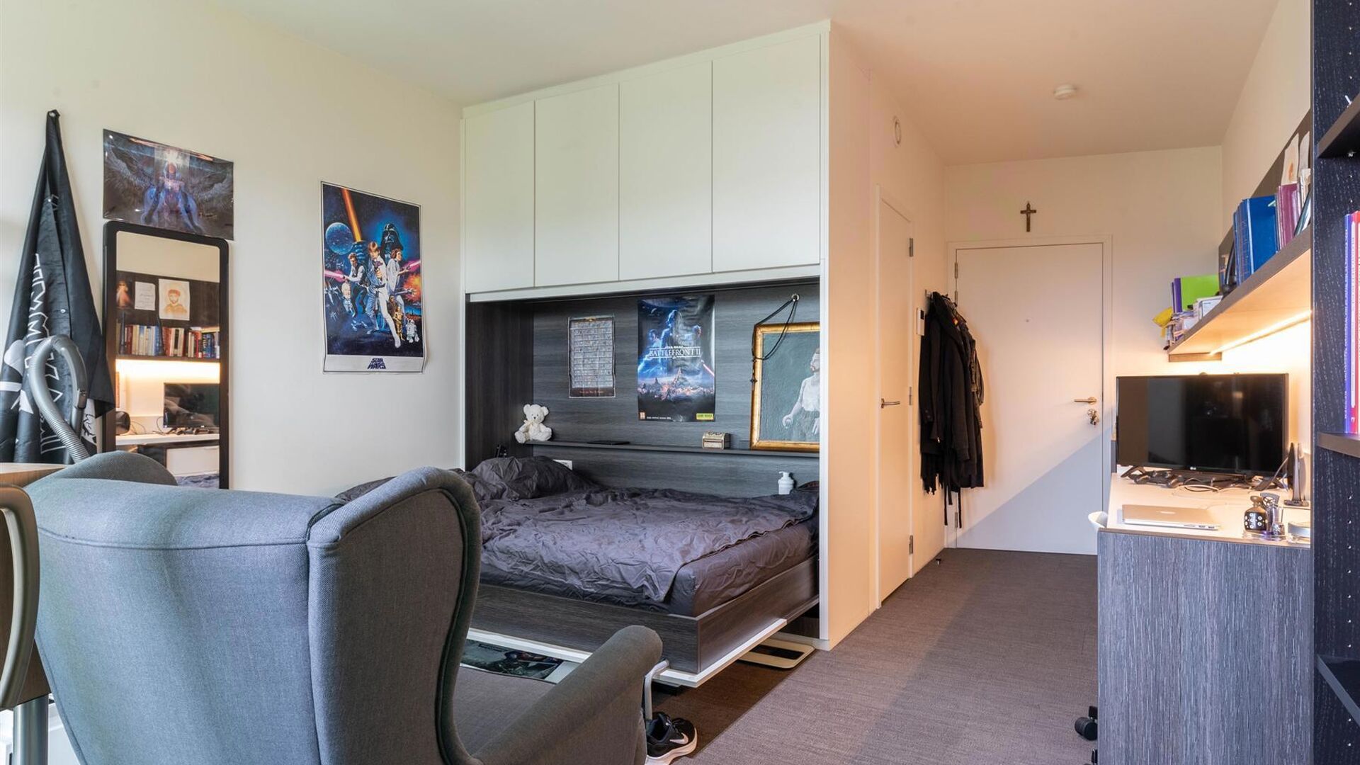 Bienvenue dans cette chambre étudiante confortable et bien entretenue.
La chambre est à usage individuel et meublée avec un lit, un bureau, une chaise, une bibliothèque, une armoire et des stores. Elle dispose également d'une salle de bain privative