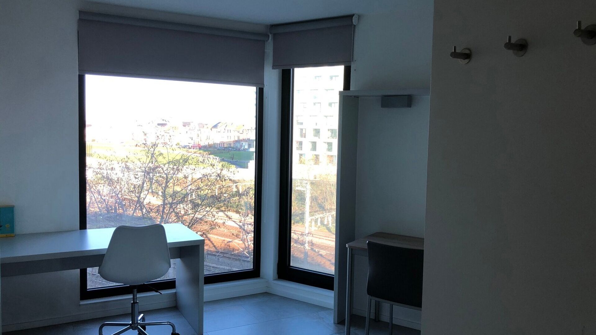 Chambre meublée avec salle de bain privative, située juste à l'extérieur du périphérique de Louvain, au deuxième étage à l'arrière de la résidence neuve « De Mes ». Son emplacement est idéal, en plein centre-ville : arrêt de bus, gare, c