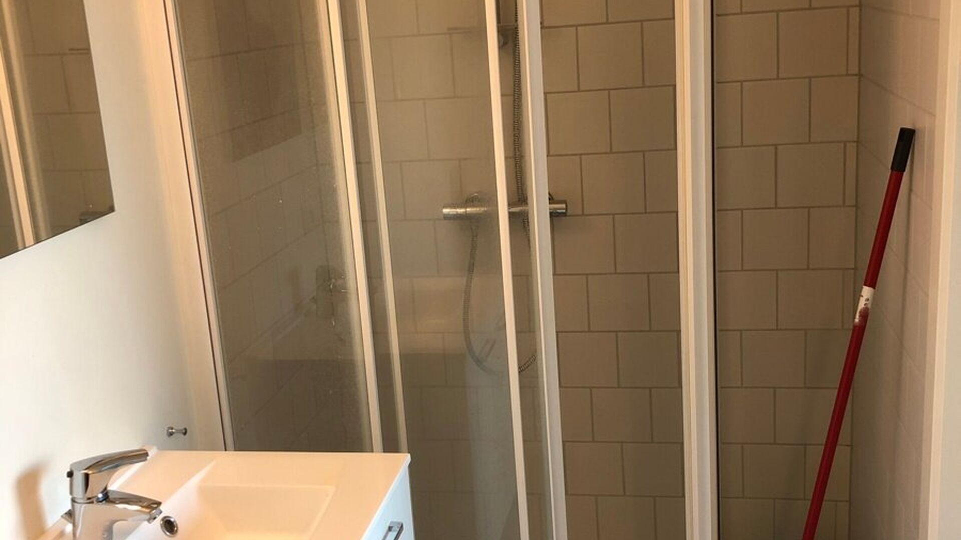 Chambre meublée avec salle de bain privative, située juste à l'extérieur du périphérique de Louvain, au deuxième étage à l'arrière de la résidence neuve « De Mes ». Son emplacement est idéal, en plein centre-ville : arrêt de bus, gare, c