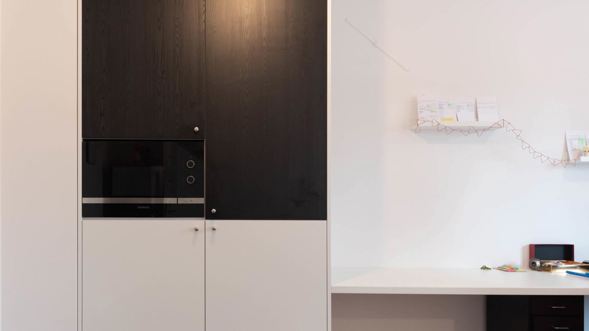 POUR L’ANNÉE ACADÉMIQUE EN COURS (jusqu’au 09/09/2026) & UNIQUEMENT POUR LES ÉTUDIANTS
Cette chambre d’étudiant, située au rez-de-chaussée, offre un espace de vie confortable et pratique pour les étudiants à la recherche de leur propre loge