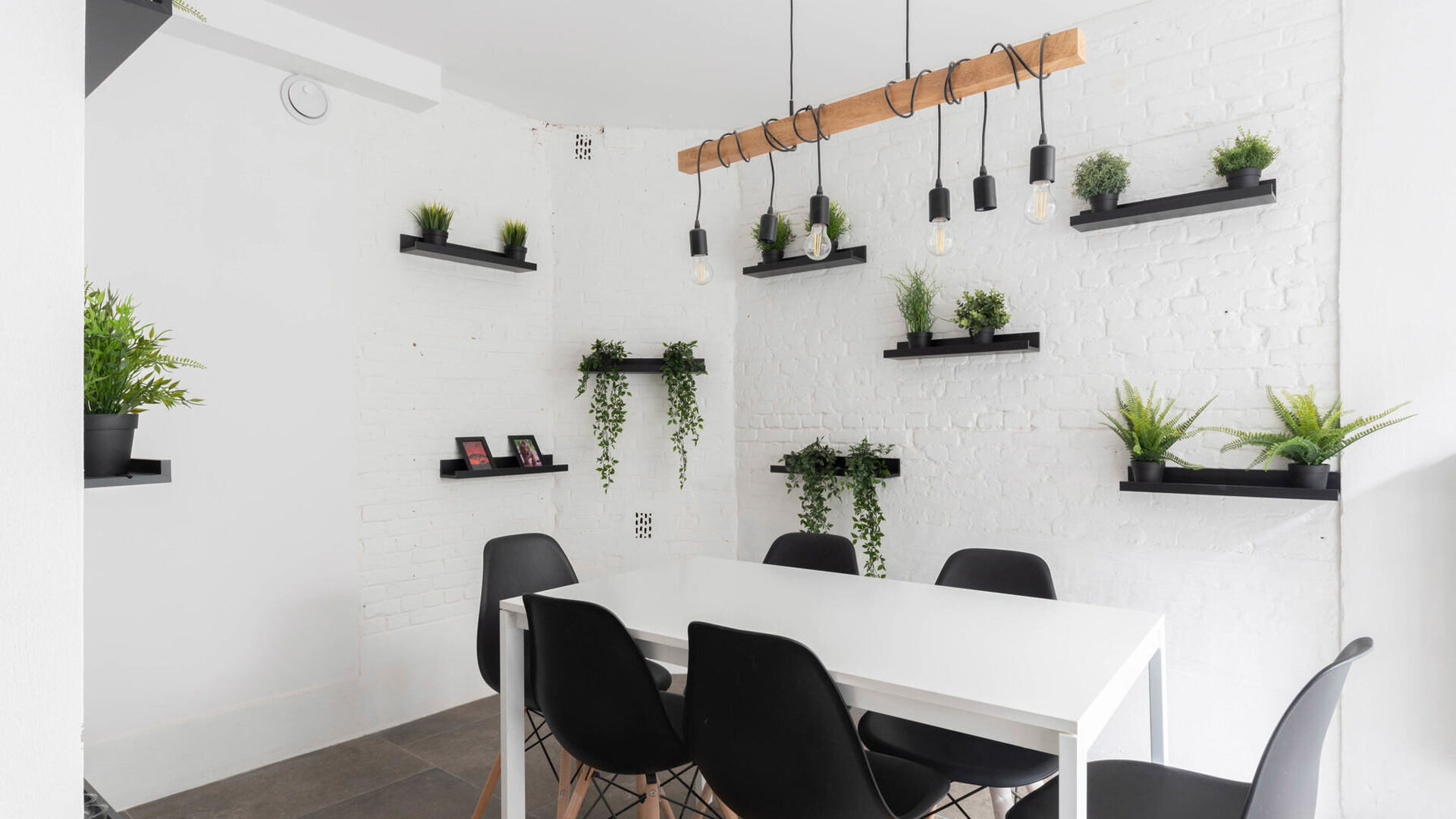 RÉSERVÉ AUX ÉTUDIANTS
Cette chambre d’étudiant, située au rez-de-chaussée, offre un espace de vie confortable et pratique pour les étudiants à la recherche de leur propre logement. Grâce à ses sanitaires privatifs comprenant une douche, un la