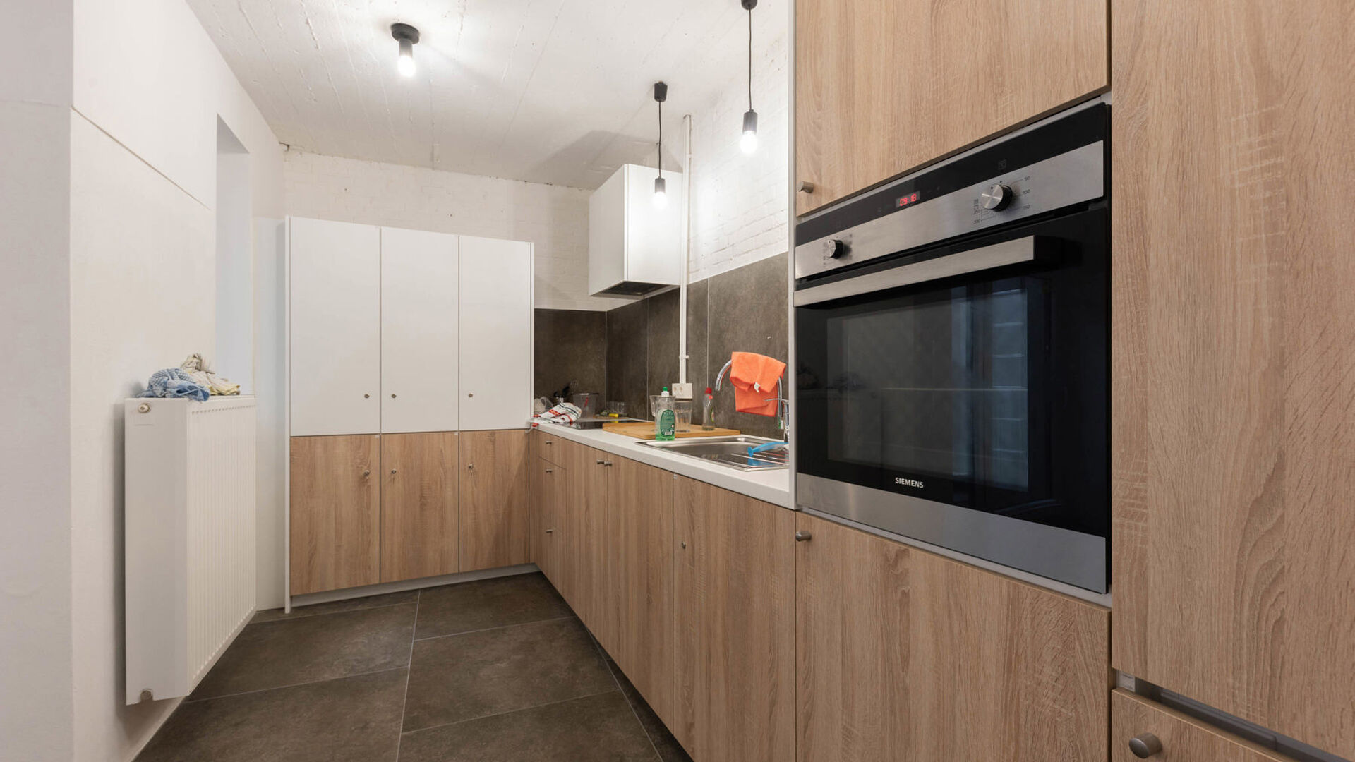 RÉSERVÉ AUX ÉTUDIANTS
Cette chambre d’étudiant, située au rez-de-chaussée, offre un espace de vie confortable et pratique pour les étudiants à la recherche de leur propre logement. Grâce à ses sanitaires privatifs comprenant une douche, un la