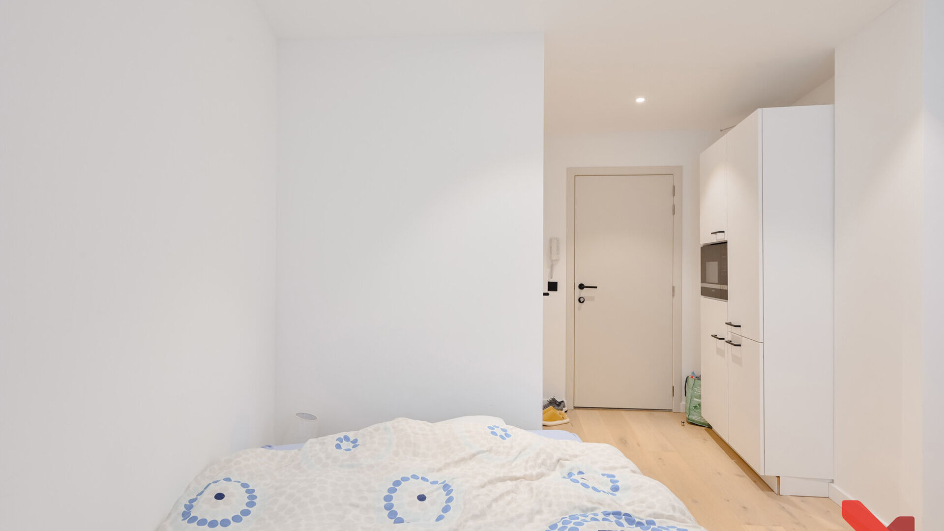 Cette charmante chambre étudiante entièrement rénovée bénéficie d’un emplacement exceptionnel, directement située sur la Vismarkt.
La chambre dispose d’un meuble intégré comprenant un réfrigérateur et un four à micro-ondes, ainsi que d’