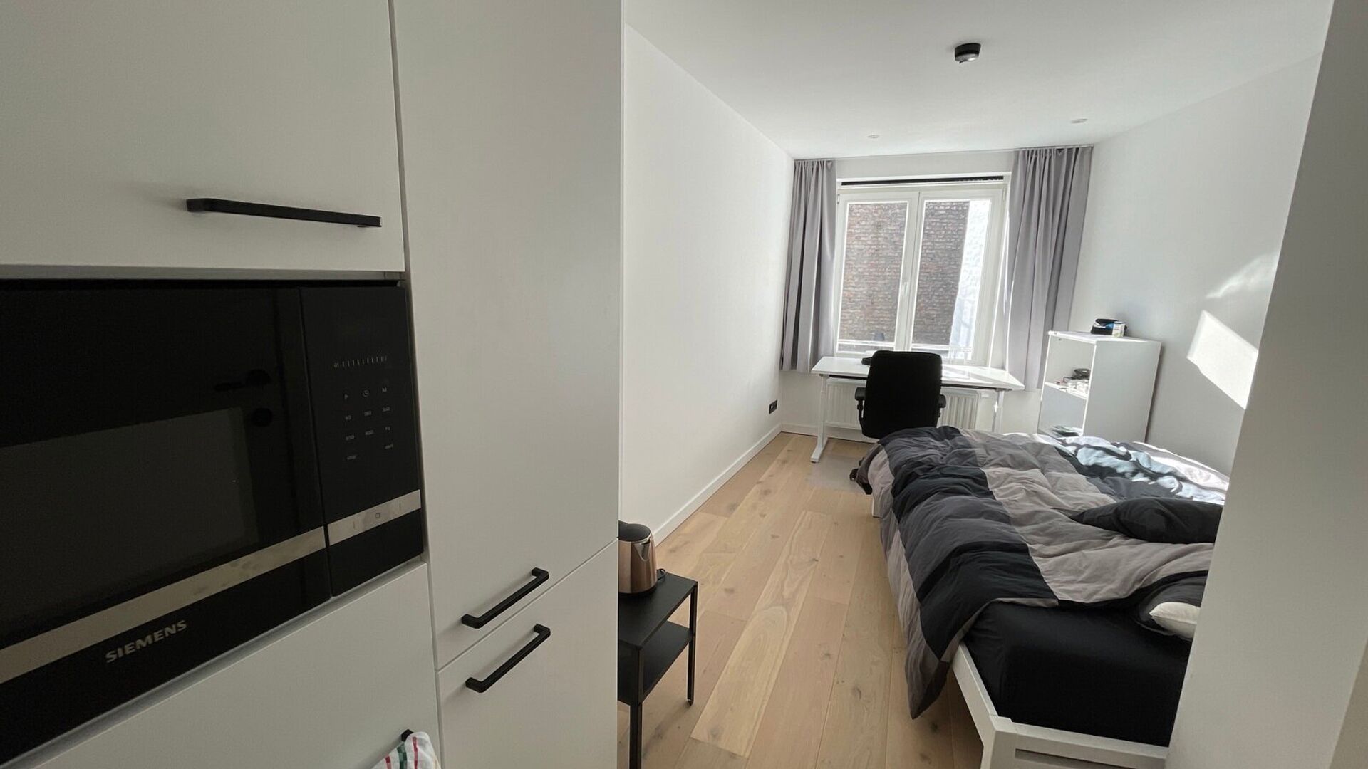 Cette charmante chambre étudiante entièrement rénovée bénéficie d’un emplacement exceptionnel, directement située sur la Vismarkt.
La chambre dispose d’un meuble intégré comprenant un réfrigérateur et un four à micro-ondes, ainsi que d’