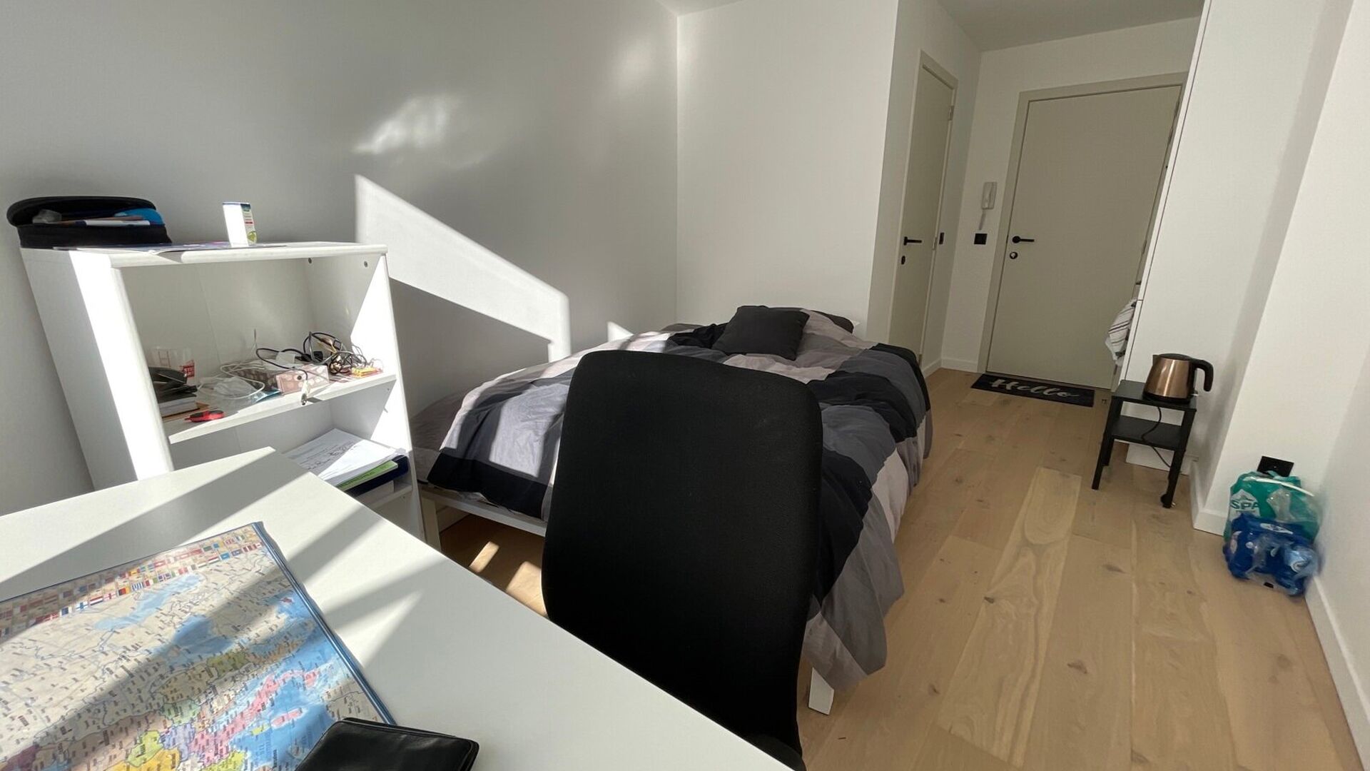 Cette charmante chambre étudiante entièrement rénovée bénéficie d’un emplacement exceptionnel, directement située sur la Vismarkt.
La chambre dispose d’un meuble intégré comprenant un réfrigérateur et un four à micro-ondes, ainsi que d’