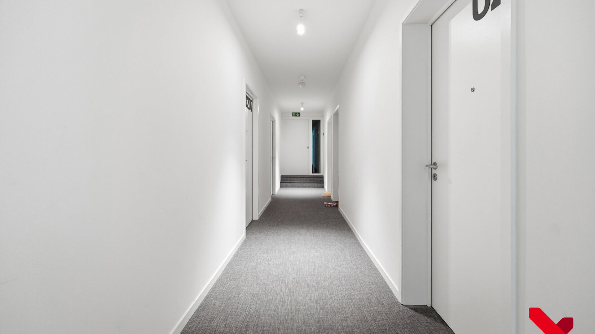 Chambre d’étudiant située dans une résidence étudiante conviviale bénéficiant d’un emplacement privilégié. Cette chambre meublée comprend un lit, un bureau, une armoire et un réfrigérateur.
Le bien loué dispose des équipements et service