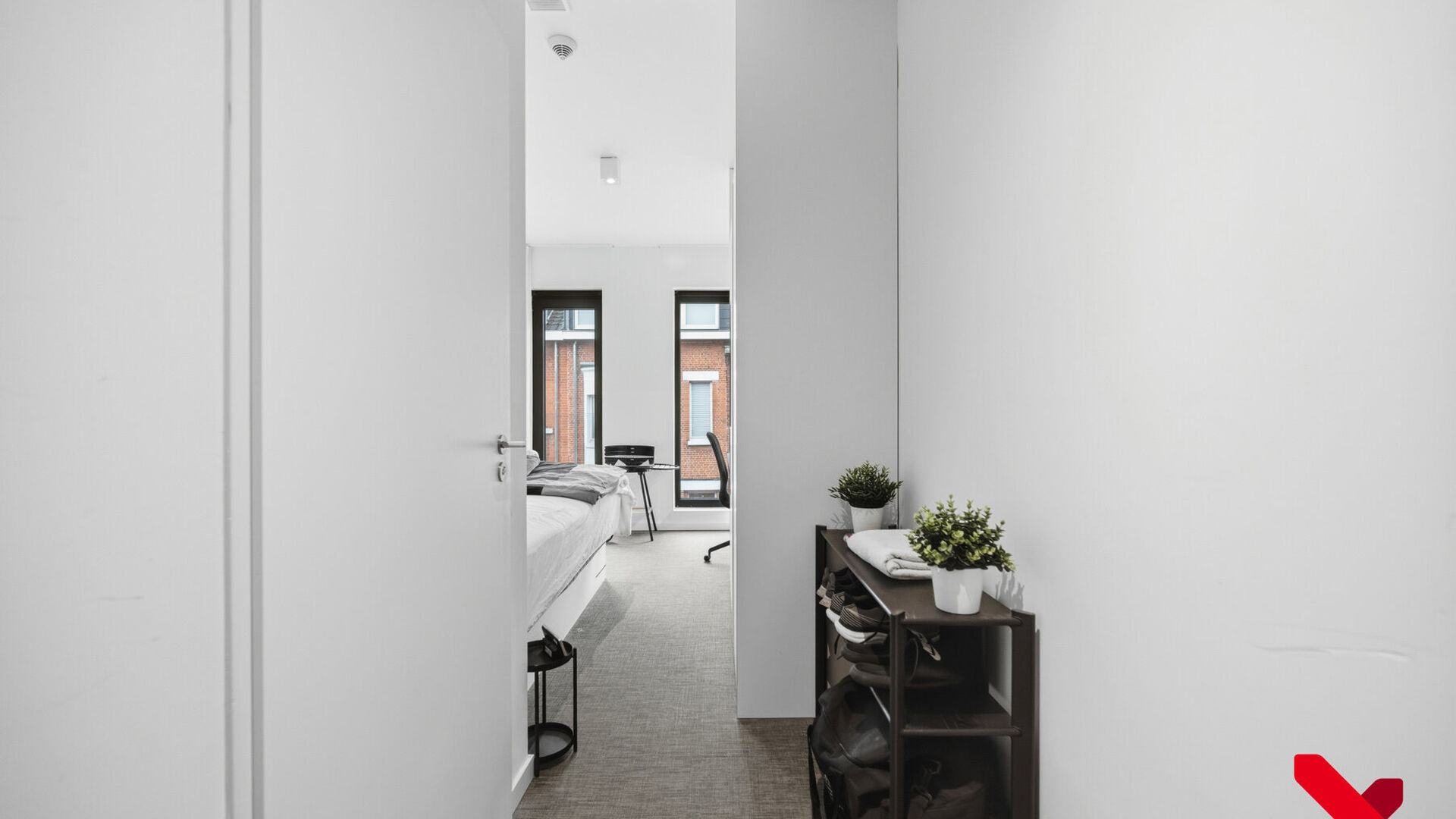 Chambre d’étudiant située dans une résidence étudiante conviviale bénéficiant d’un emplacement privilégié. Cette chambre meublée comprend un lit, un bureau, une armoire et un réfrigérateur.
Le bien loué dispose des équipements et service