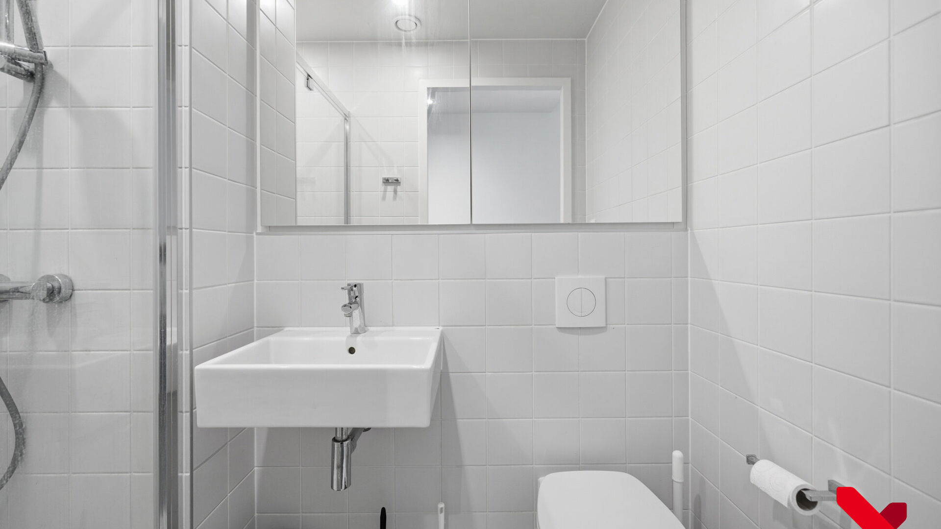 Chambre d’étudiant située dans une résidence étudiante conviviale bénéficiant d’un emplacement privilégié. Cette chambre meublée comprend un lit, un bureau, une armoire et un réfrigérateur.
Le bien loué dispose des équipements et service