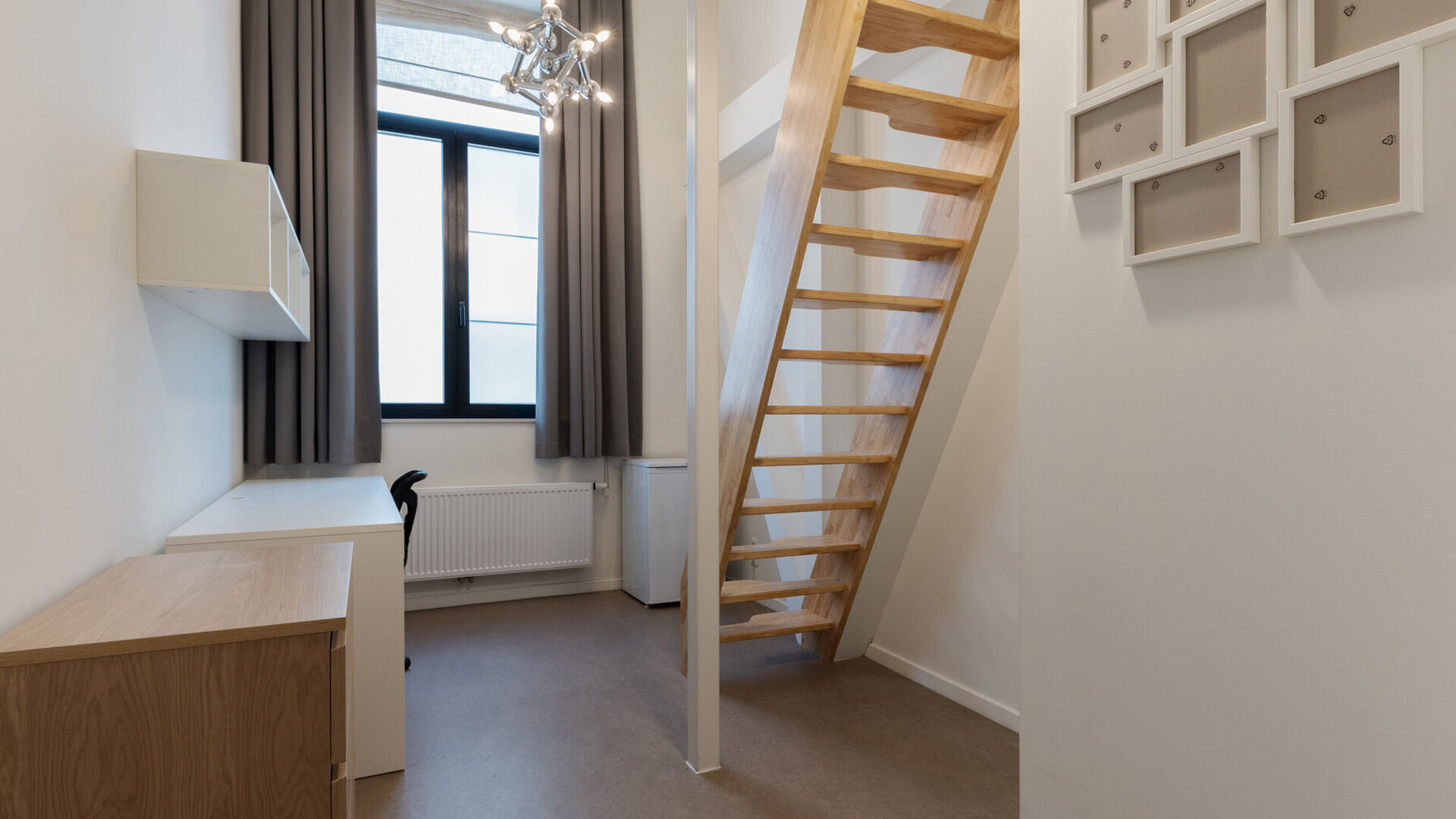 Nouvelle chambre étudiante sous forme de triplex dans le prestigieux projet Campus Vital. Cette chambre étudiante est située au premier étage. L’espace nuit est aménagé en duplex, tandis que la salle de bains se trouve au niveau inférieur. La cha