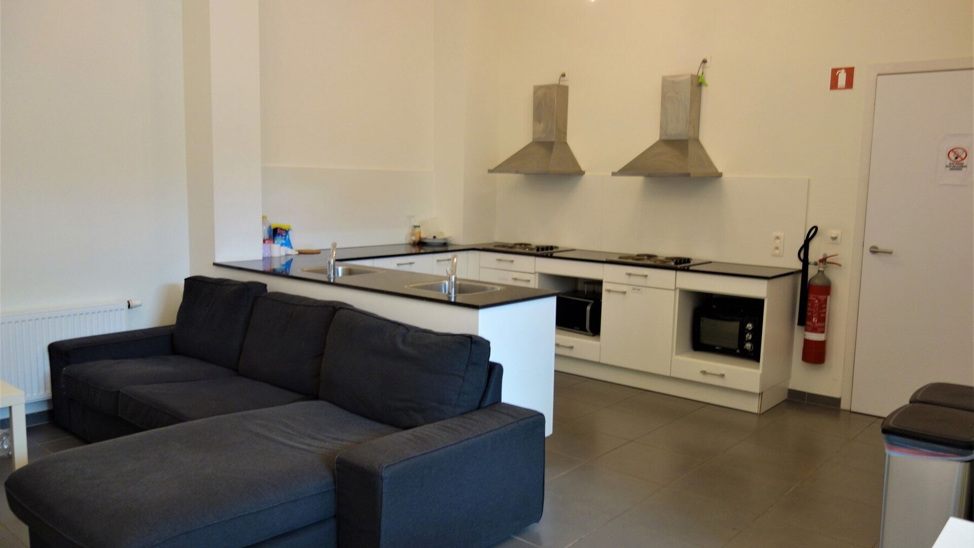 Nouvelle chambre étudiante sous forme de triplex dans le prestigieux projet Campus Vital. Cette chambre étudiante est située au premier étage. L’espace nuit est aménagé en duplex, tandis que la salle de bains se trouve au niveau inférieur. La cha