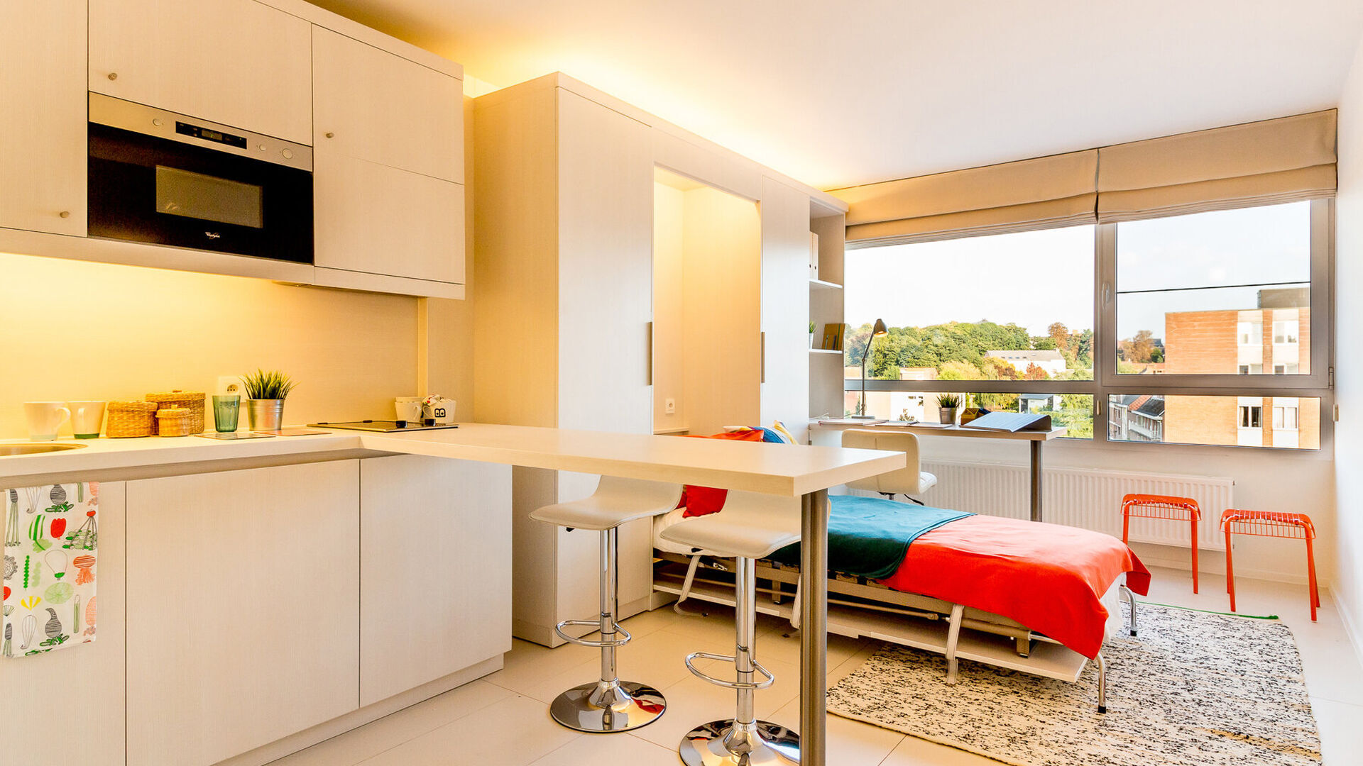 POUR L'ANNÉE UNIVERSITAIRE 2026-2027
Bienvenue dans ce studio étudiant spacieux situé en plein cœur de Louvain !
Ce studio spacieux dispose d'une kitchenette équipée, d'une salle de bains privative et d'un meuble intégré avec lit escamotable.
Grâ
