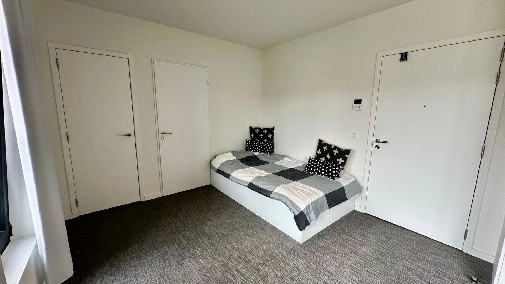 Chambre &eacute;tudiante situ&eacute;e dans une r&eacute;sidence &eacute;tudiante conviviale &agrave; un emplacement de premier choix.  
Dans le logement lou&eacute;, les &eacute;quipements/services suivants sont pr&eacute;sents et partag&eacute;s avec les autres habitants : une cuisine &eacute;quip&eacute;e, un grand s