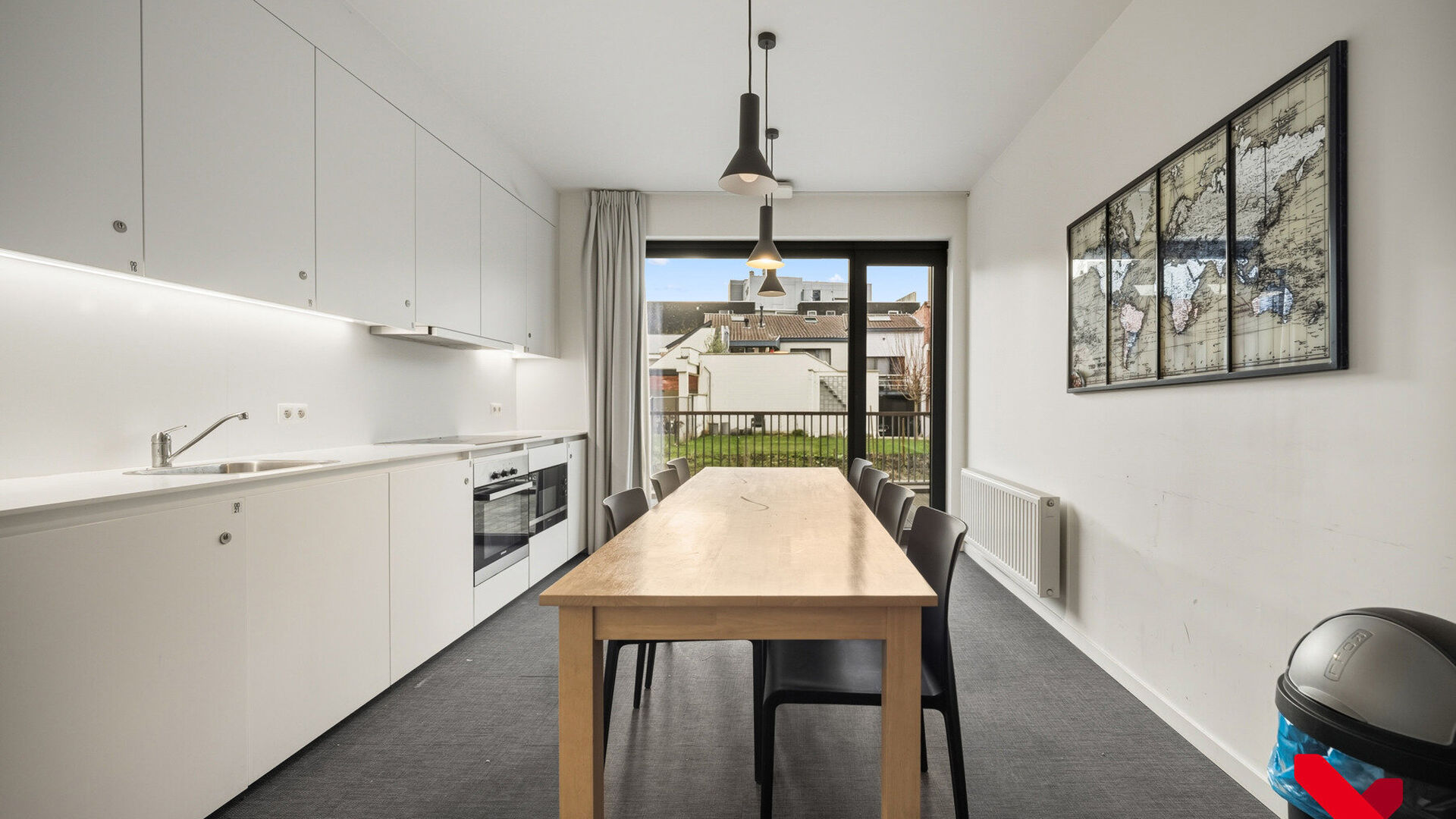 Cette belle chambre étudiante, très bien entretenue, offre tout ce dont vous avez besoin pour un séjour confortable à Louvain. La chambre dispose de sa propre salle de bain avec douche et toilettes, d'un bureau fixe, de suffisamment de rangement et d'