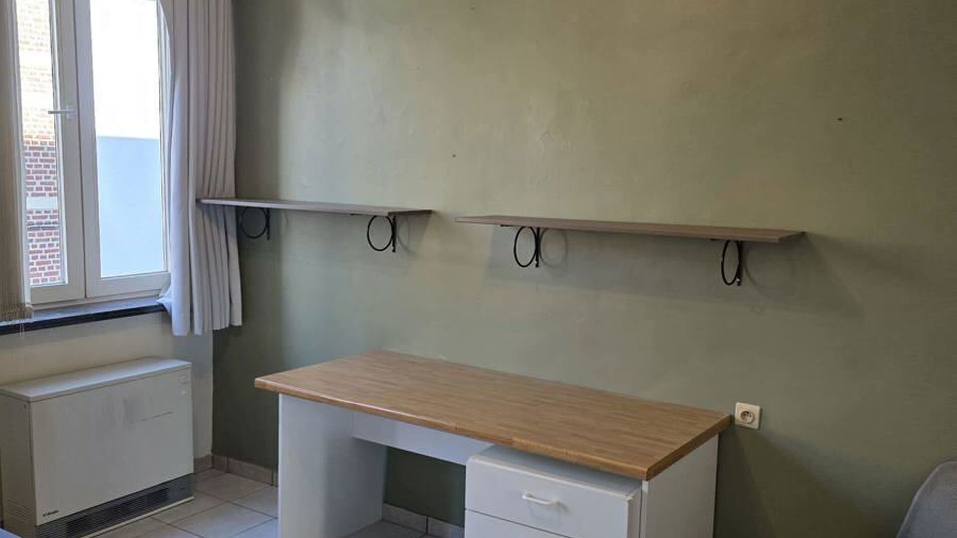 Vous êtes à la recherche d'une chambre d'étudiant confortable et prête à emménager à Louvain ? Cette chambre d'étudiant meublée, située dans la Lepelstraat, est immédiatement disponible et offre un cadre pratique et agréable pour les étudiant