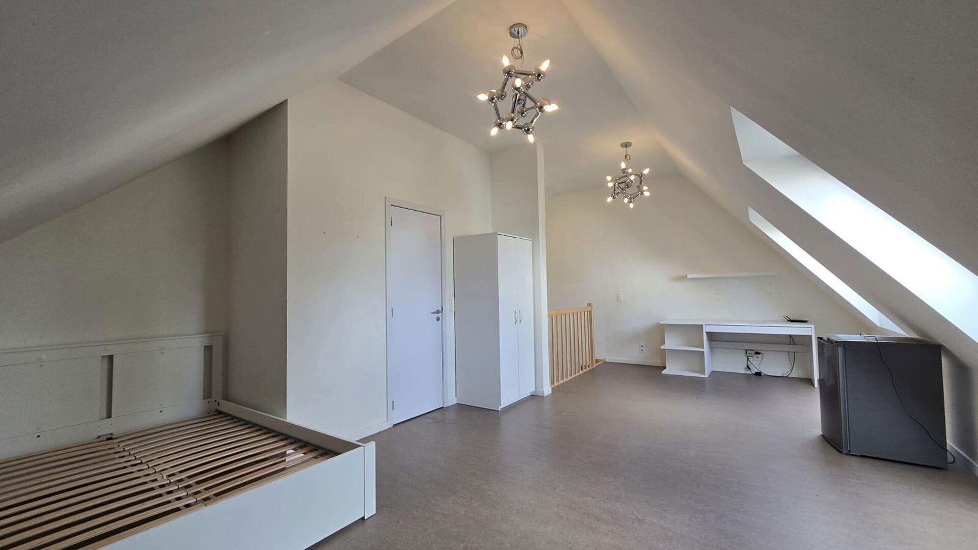 Nouvelle chambre étudiante sous forme de triplex dans le prestigieux projet Campus Vital. Cette chambre étudiante est située au premier étage. L’espace nuit est aménagé en duplex, tandis que la salle de bains se trouve au niveau inférieur. La cha