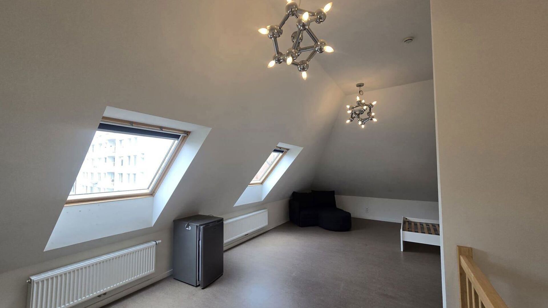 Nouvelle chambre étudiante sous forme de triplex dans le prestigieux projet Campus Vital. Cette chambre étudiante est située au premier étage. L’espace nuit est aménagé en duplex, tandis que la salle de bains se trouve au niveau inférieur. La cha