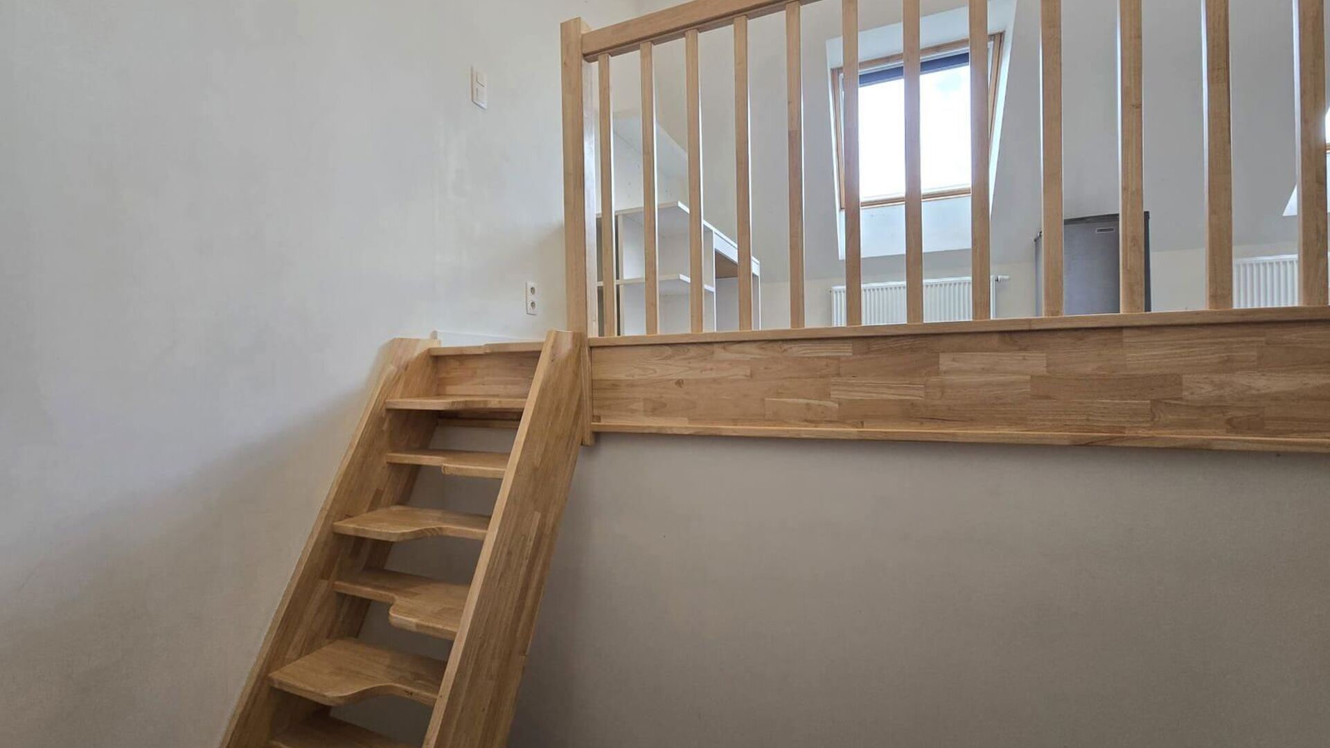 Nouvelle chambre étudiante sous forme de triplex dans le prestigieux projet Campus Vital. Cette chambre étudiante est située au premier étage. L’espace nuit est aménagé en duplex, tandis que la salle de bains se trouve au niveau inférieur. La cha