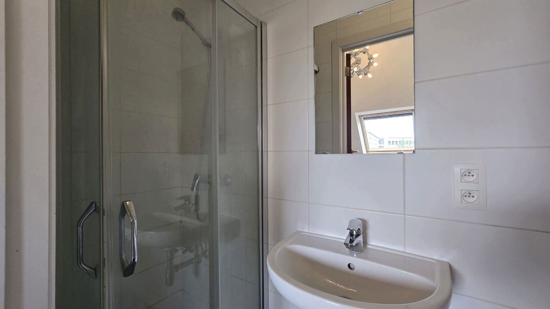 Nouvelle chambre étudiante sous forme de triplex dans le prestigieux projet Campus Vital. Cette chambre étudiante est située au premier étage. L’espace nuit est aménagé en duplex, tandis que la salle de bains se trouve au niveau inférieur. La cha