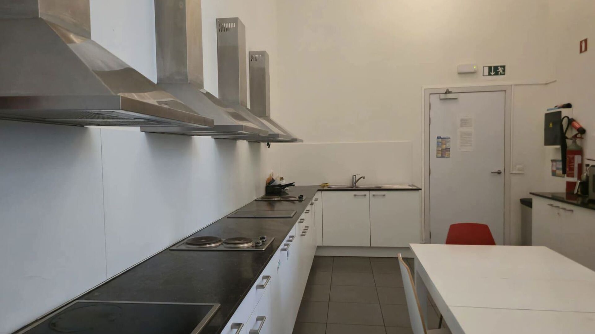 Nouvelle chambre étudiante sous forme de triplex dans le prestigieux projet Campus Vital. Cette chambre étudiante est située au premier étage. L’espace nuit est aménagé en duplex, tandis que la salle de bains se trouve au niveau inférieur. La cha