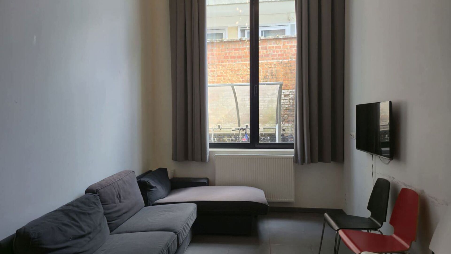 Nouvelle chambre étudiante sous forme de triplex dans le prestigieux projet Campus Vital. Cette chambre étudiante est située au premier étage. L’espace nuit est aménagé en duplex, tandis que la salle de bains se trouve au niveau inférieur. La cha