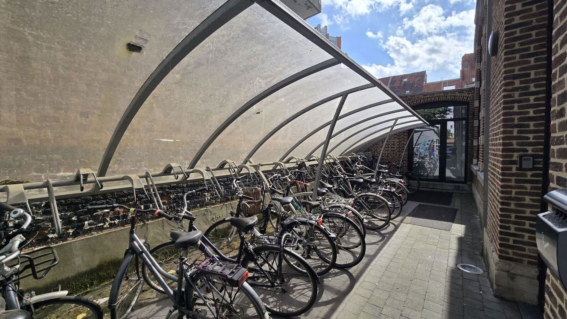 Nouvelle chambre étudiante sous forme de triplex dans le prestigieux projet Campus Vital. Cette chambre étudiante est située au premier étage. L’espace nuit est aménagé en duplex, tandis que la salle de bains se trouve au niveau inférieur. La cha