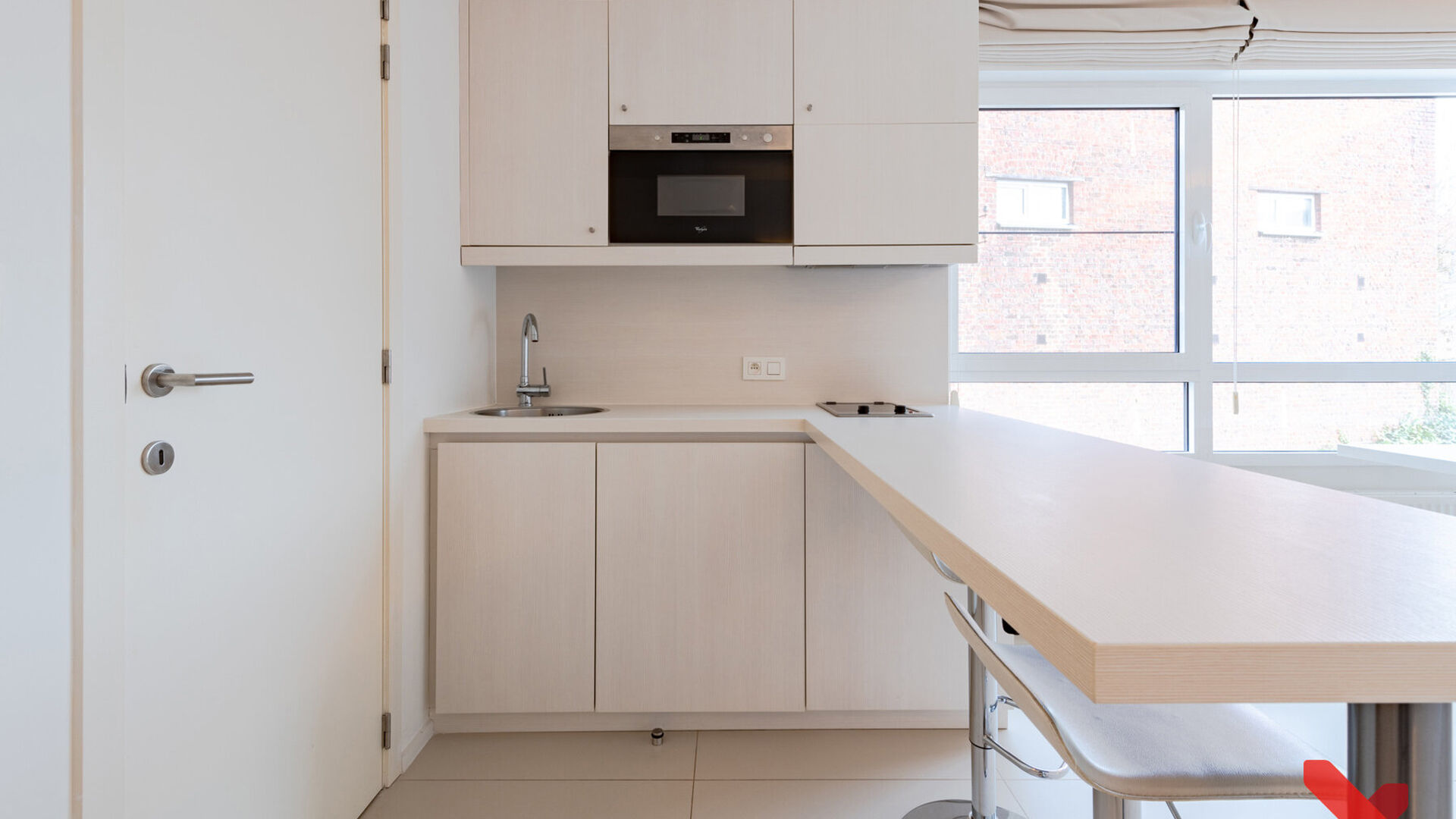 POUR L'ANNÉE UNIVERSITAIRE 2026-2027
Bienvenue dans ce studio étudiant spacieux situé en plein cœur de Louvain !
Ce studio spacieux dispose d'une kitchenette équipée, d'une salle de bains privative et d'un meuble intégré avec lit escamotable.
Grâ