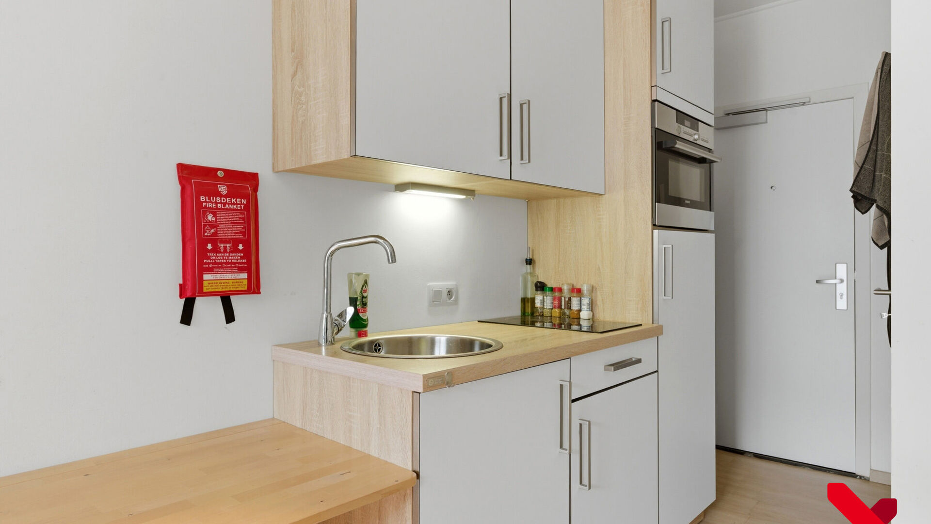 Bienvenue &agrave; Louvain ! Ce studio confortable est situ&eacute; dans la dynamique Tiensestraat, un quartier r&eacute;put&eacute; non seulement pour son ambiance anim&eacute;e, mais aussi pour son excellente accessibilit&eacute;. Les transports en commun, les commerces et les infrastruct