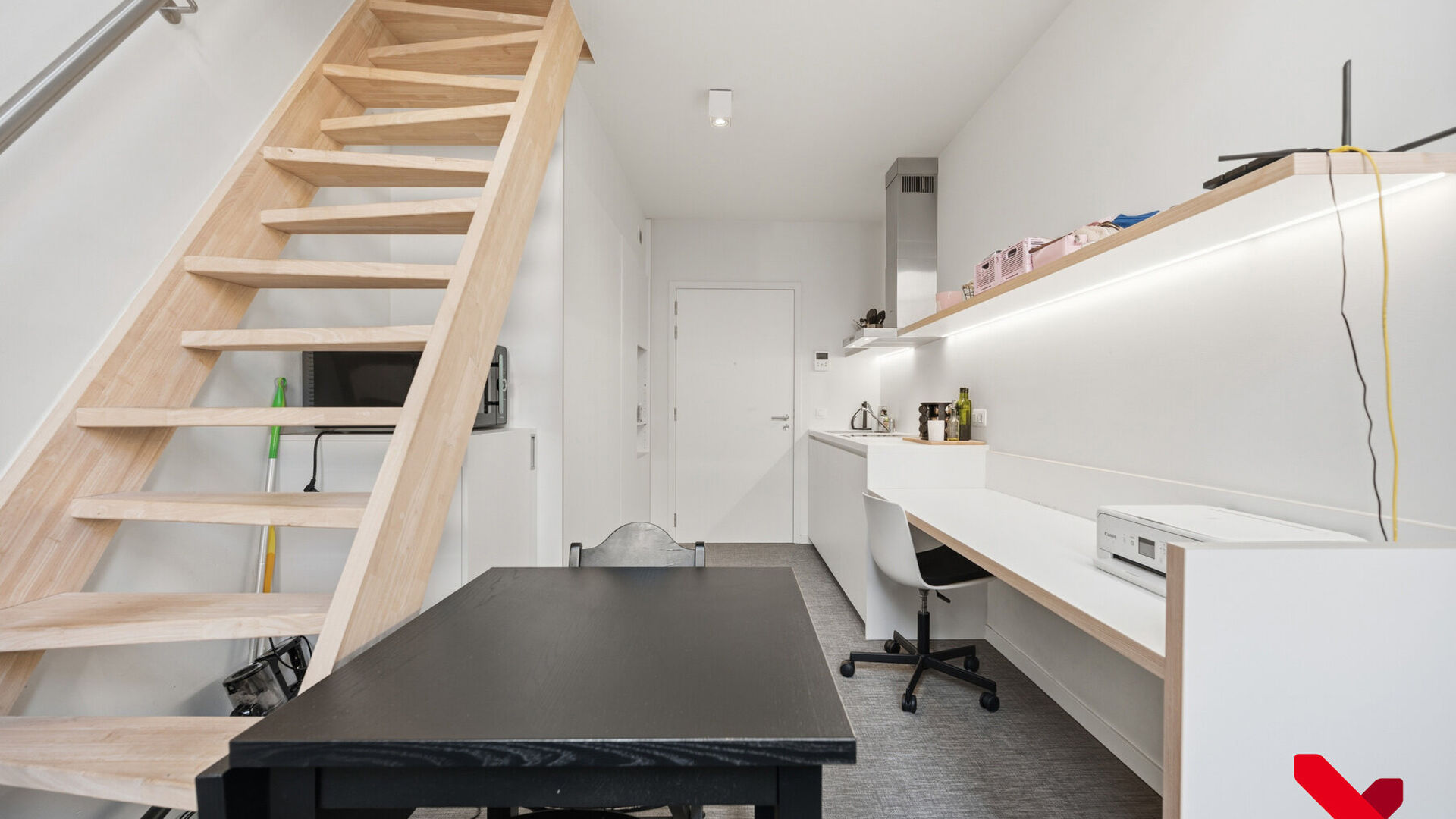 Bienvenue à la résidence « Ace », située dans un quartier calme au cœur de Louvain. Ce studio offre tout ce dont vous avez besoin pour étudier, vous détendre et profiter d'une vie étudiante exceptionnelle !
Entrez et découvrez votre espace priv