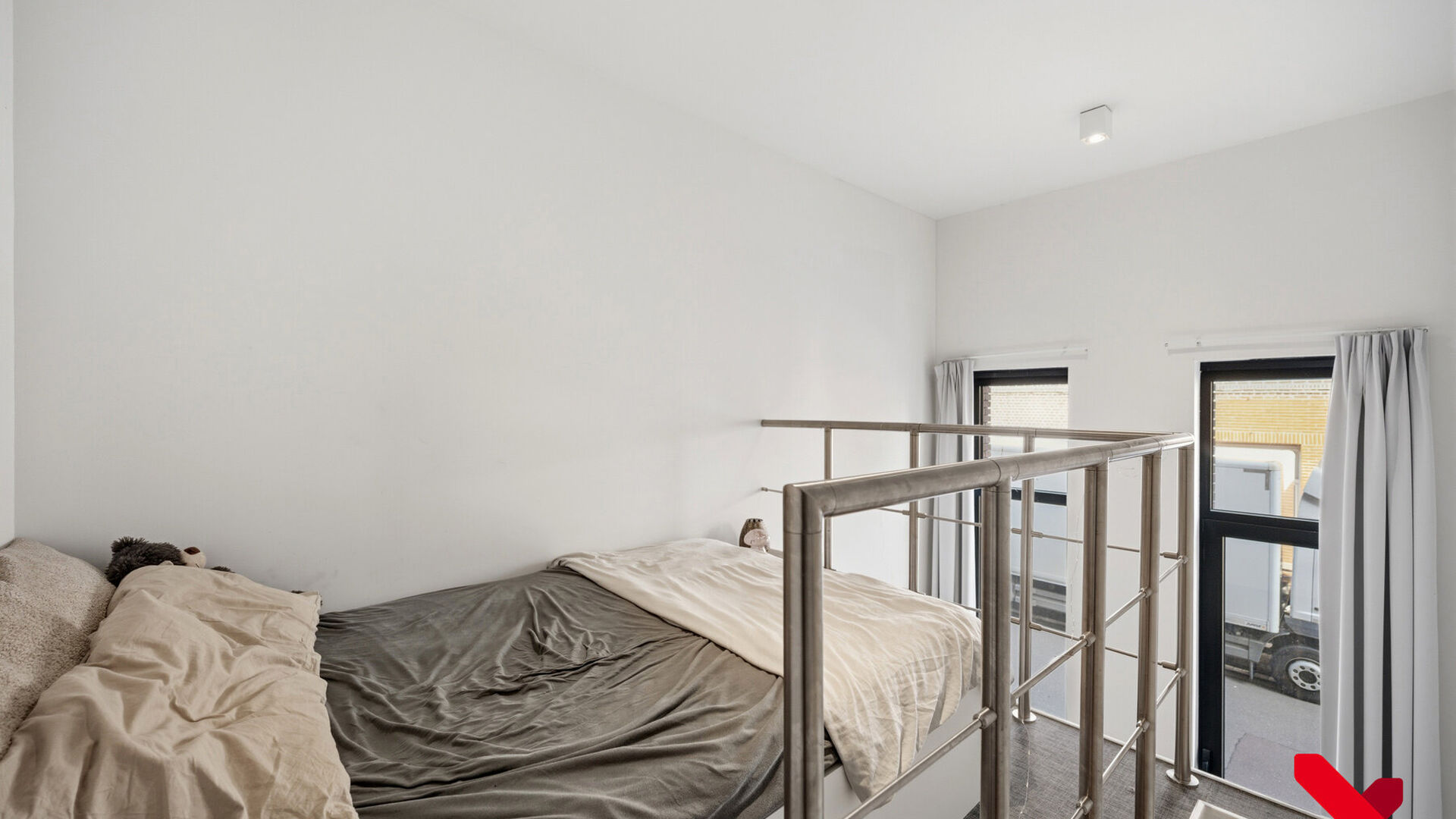 Bienvenue à la résidence « Ace », située dans un quartier calme au cœur de Louvain. Ce studio offre tout ce dont vous avez besoin pour étudier, vous détendre et profiter d'une vie étudiante exceptionnelle !
Entrez et découvrez votre espace priv