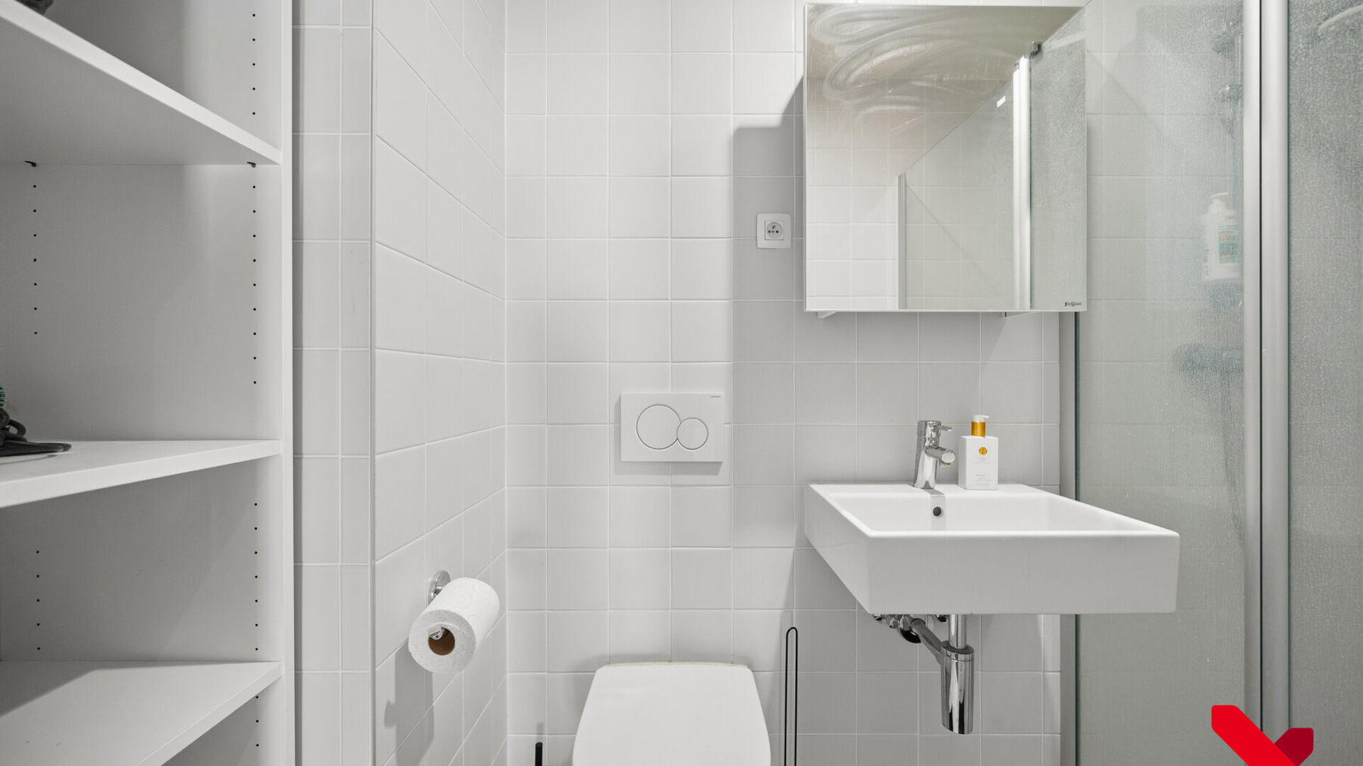 Bienvenue à la résidence « Ace », située dans un quartier calme au cœur de Louvain. Ce studio offre tout ce dont vous avez besoin pour étudier, vous détendre et profiter d'une vie étudiante exceptionnelle !
Entrez et découvrez votre espace priv