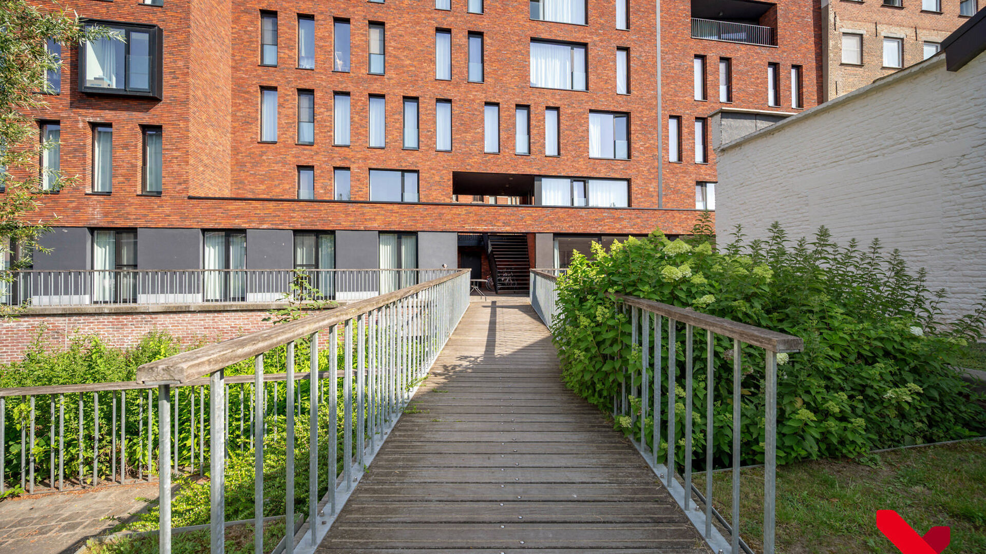 Bienvenue à la résidence « Ace », située dans un quartier calme au cœur de Louvain. Ce studio offre tout ce dont vous avez besoin pour étudier, vous détendre et profiter d'une vie étudiante exceptionnelle !
Entrez et découvrez votre espace priv