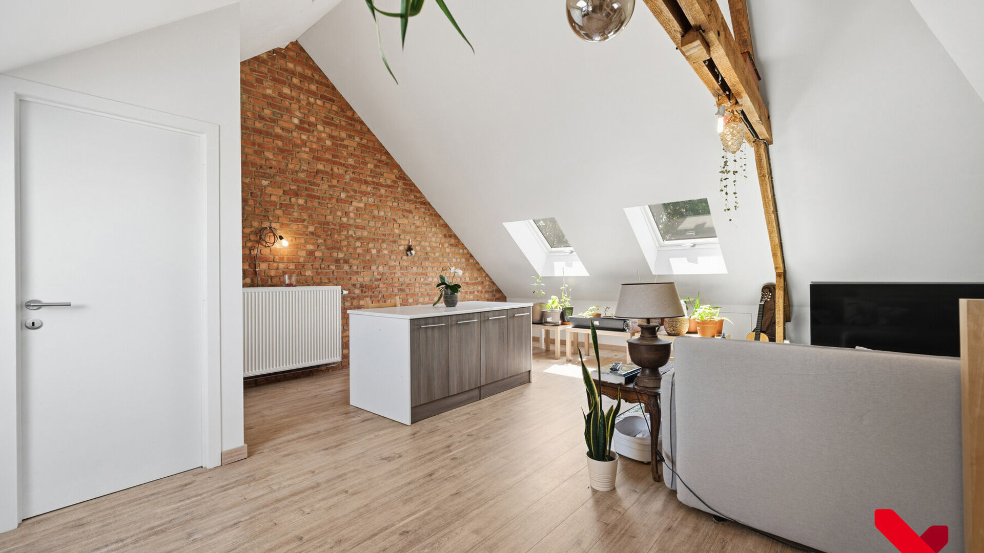 Bienvenue à Kessel-Lo ! Ce charmant appartement en duplex bénéficie d'une situation idéale, à proximité du centre de Louvain. Commerces, écoles, transports en commun et diverses installations sportives et de loisirs sont accessibles à pied ou à v