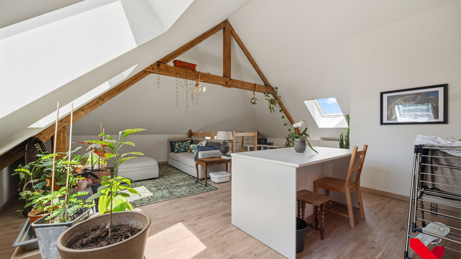 Bienvenue à Kessel-Lo ! Ce charmant appartement en duplex bénéficie d'une situation idéale, à proximité du centre de Louvain. Commerces, écoles, transports en commun et diverses installations sportives et de loisirs sont accessibles à pied ou à v