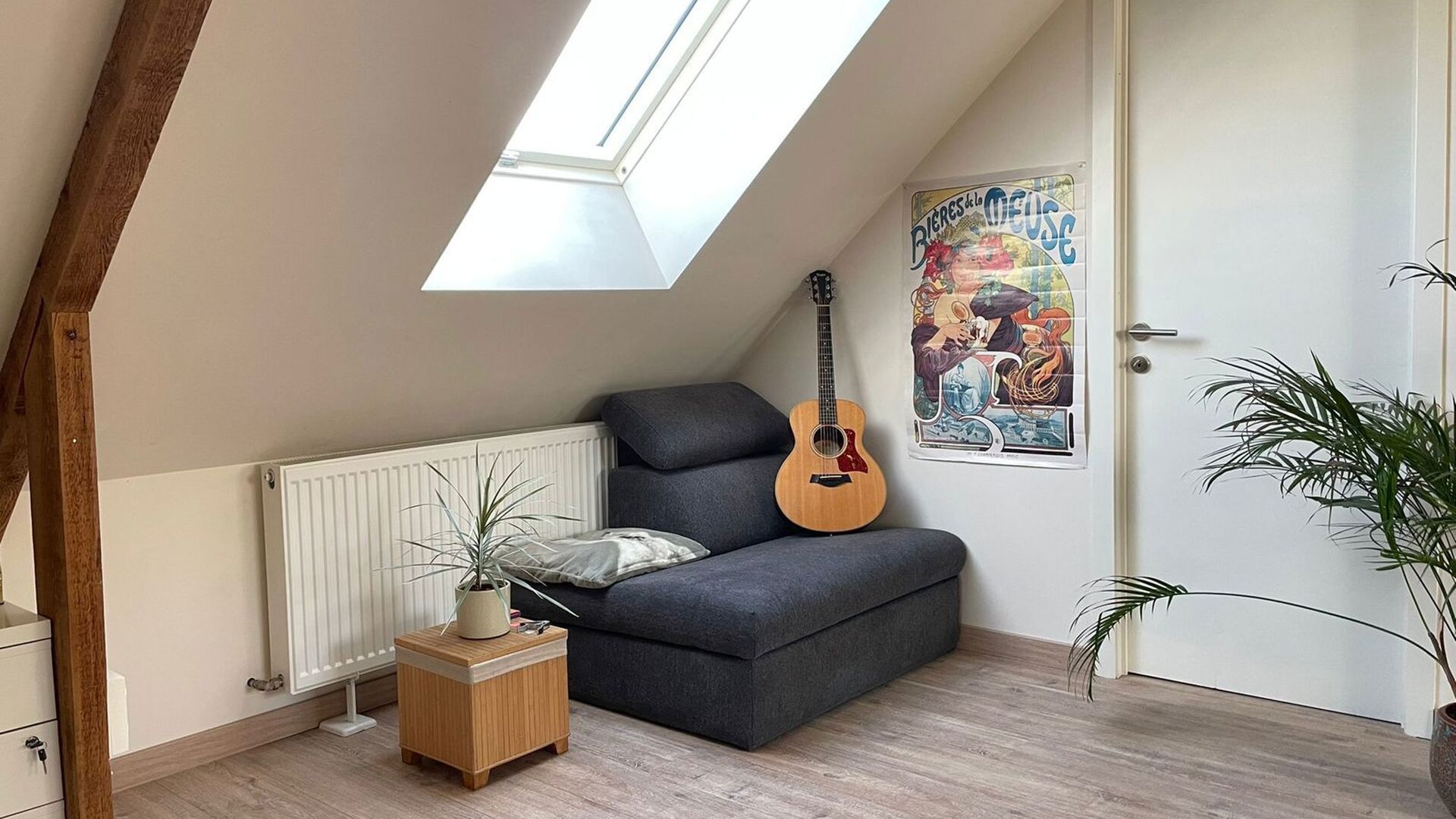 Bienvenue à Kessel-Lo ! Ce charmant appartement en duplex bénéficie d'une situation idéale, à proximité du centre de Louvain. Commerces, écoles, transports en commun et diverses installations sportives et de loisirs sont accessibles à pied ou à v