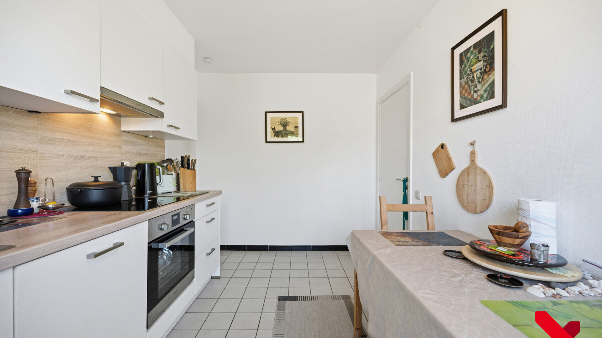 Bienvenue à Kessel-Lo ! Ce charmant appartement en duplex bénéficie d'une situation idéale, à proximité du centre de Louvain. Commerces, écoles, transports en commun et diverses installations sportives et de loisirs sont accessibles à pied ou à v