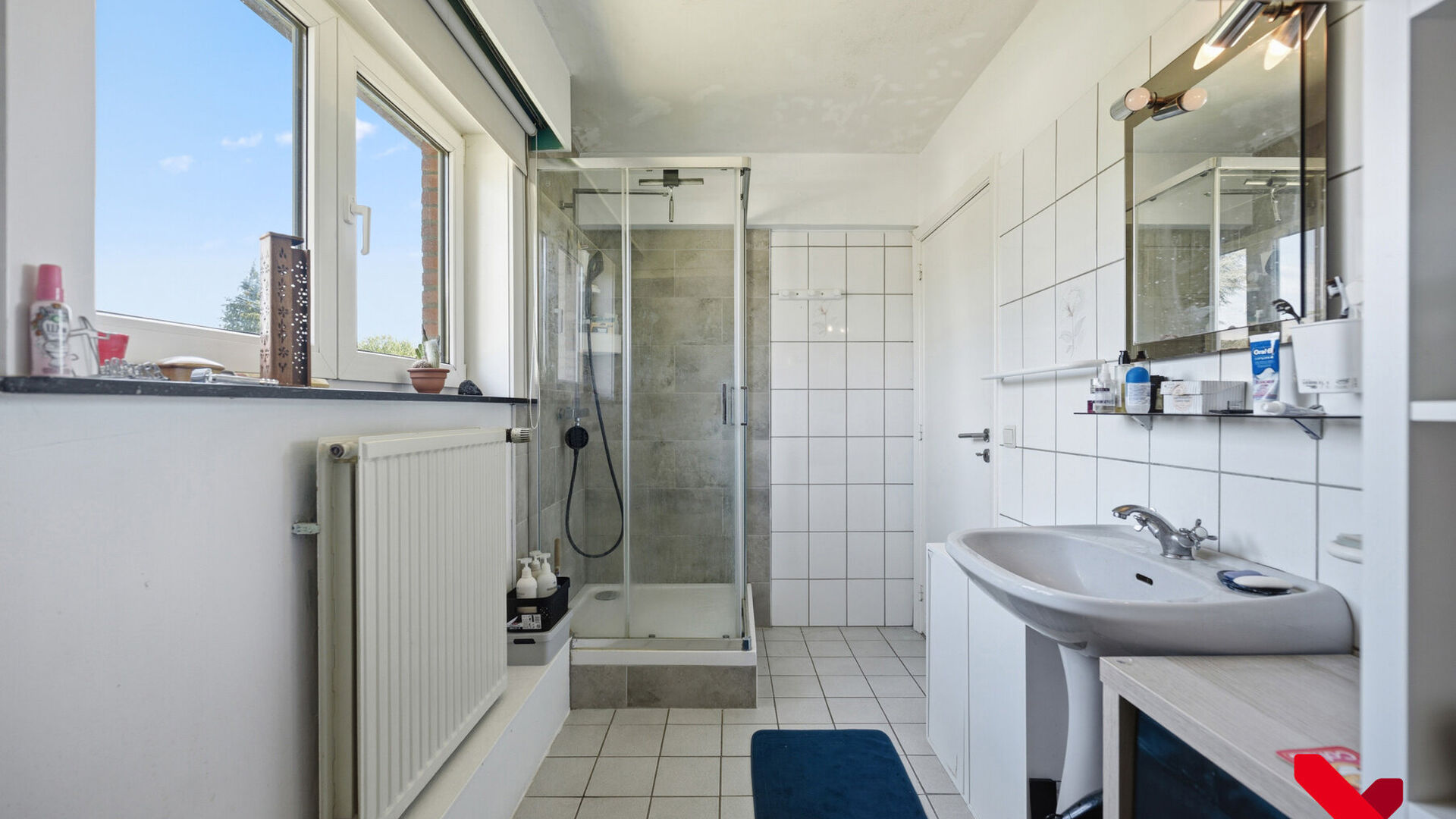 Bienvenue à Kessel-Lo ! Ce charmant appartement en duplex bénéficie d'une situation idéale, à proximité du centre de Louvain. Commerces, écoles, transports en commun et diverses installations sportives et de loisirs sont accessibles à pied ou à v