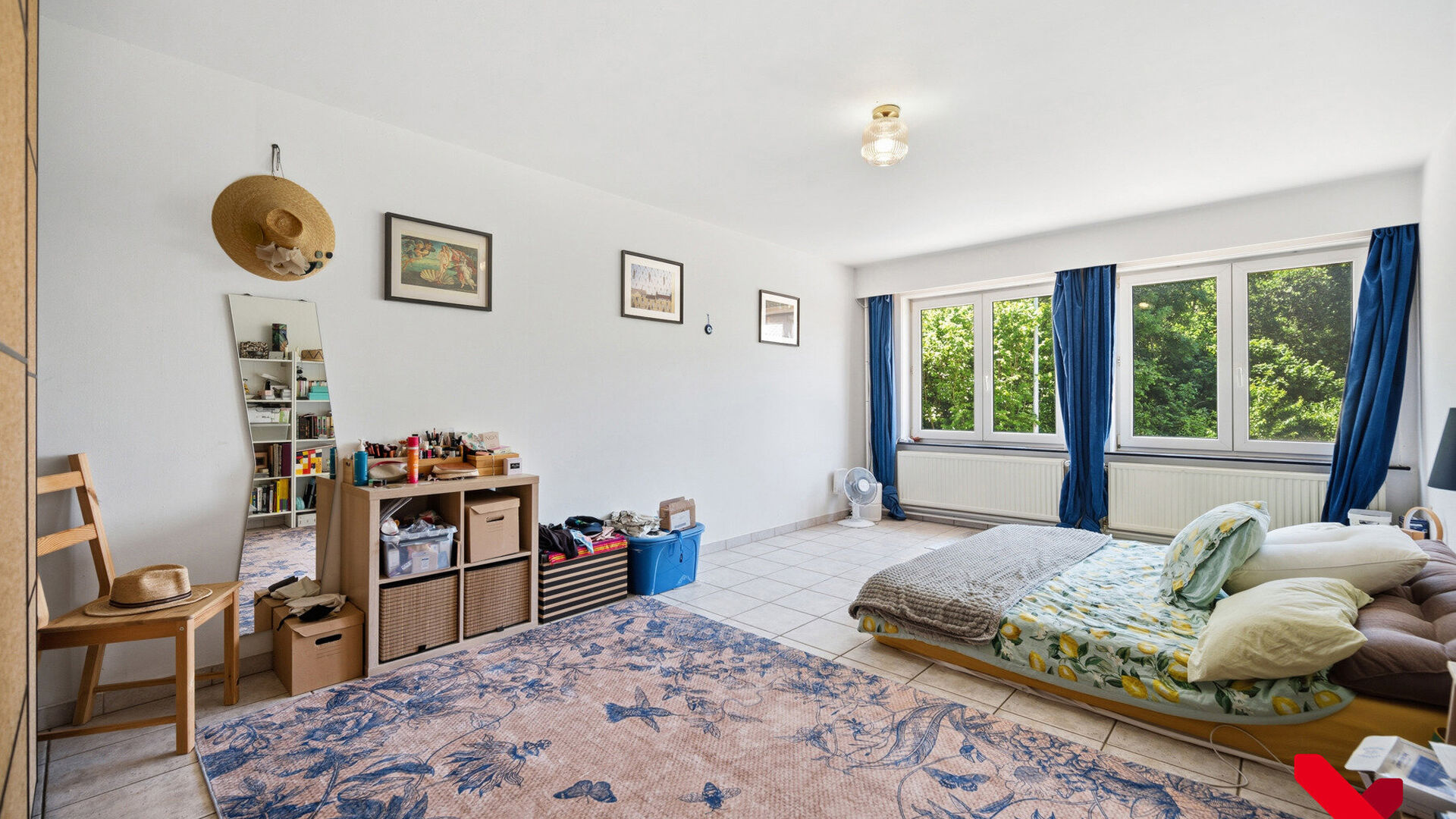 Bienvenue à Kessel-Lo ! Ce charmant appartement en duplex bénéficie d'une situation idéale, à proximité du centre de Louvain. Commerces, écoles, transports en commun et diverses installations sportives et de loisirs sont accessibles à pied ou à v
