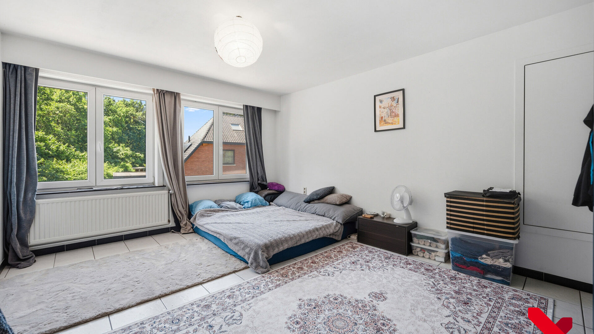 Bienvenue à Kessel-Lo ! Ce charmant appartement en duplex bénéficie d'une situation idéale, à proximité du centre de Louvain. Commerces, écoles, transports en commun et diverses installations sportives et de loisirs sont accessibles à pied ou à v