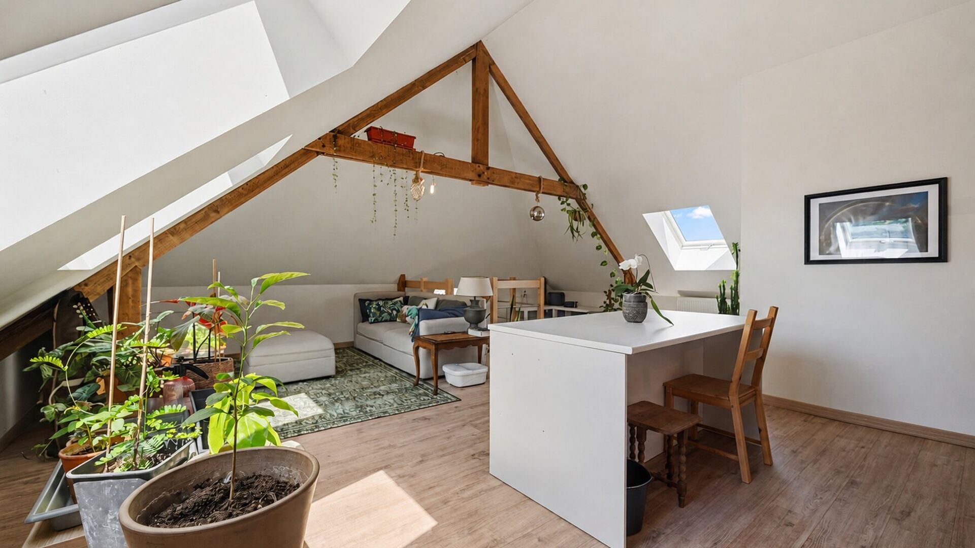 Bienvenue à Kessel-Lo ! Ce charmant appartement en duplex bénéficie d'une situation idéale, à proximité du centre de Louvain. Commerces, écoles, transports en commun et diverses installations sportives et de loisirs sont accessibles à pied ou à v