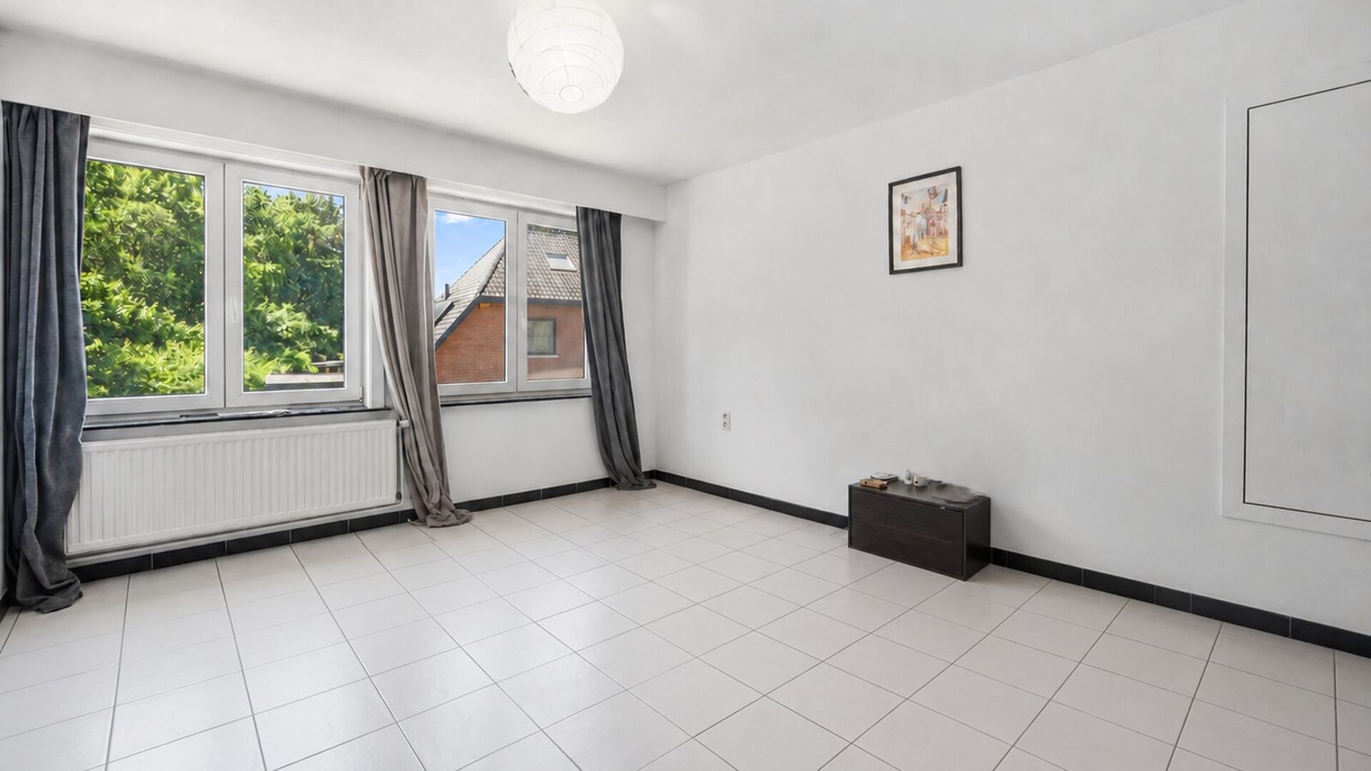 Bienvenue à Kessel-Lo ! Ce charmant appartement en duplex bénéficie d'une situation idéale, à proximité du centre de Louvain. Commerces, écoles, transports en commun et diverses installations sportives et de loisirs sont accessibles à pied ou à v